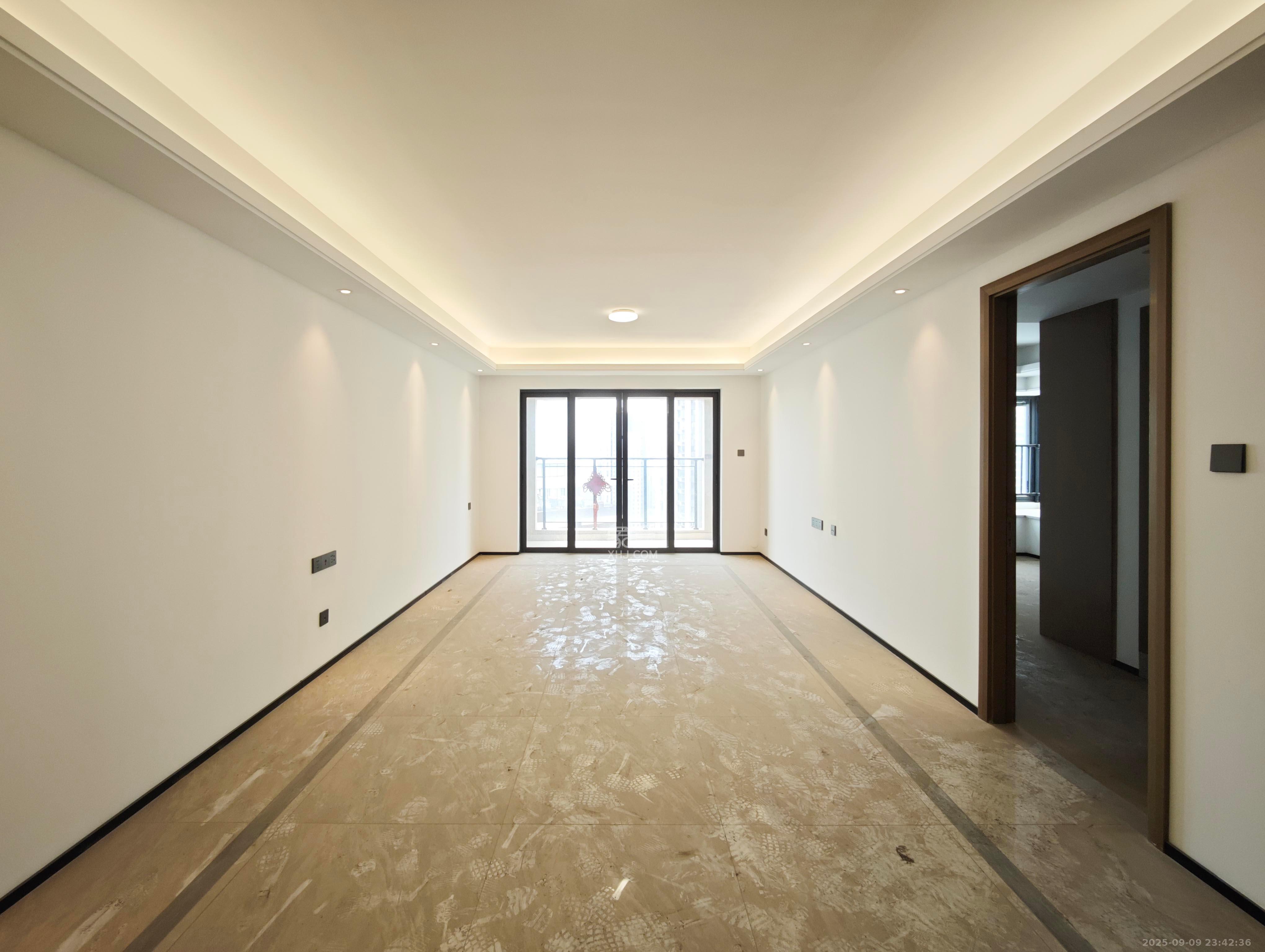 万科魅力之城  4室2厅2卫    139.8万客厅