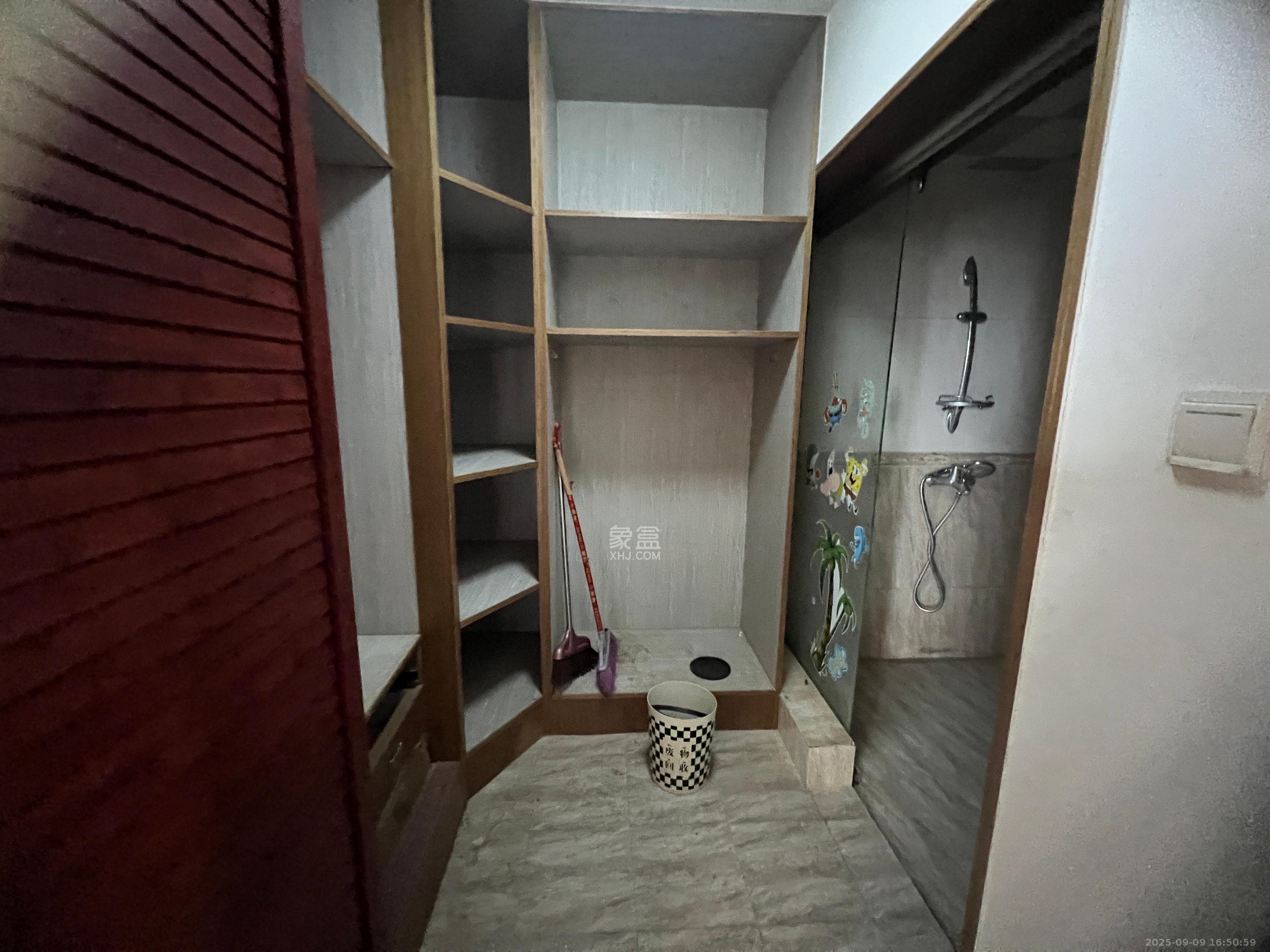 南明苑西区 4室2厅1卫 2700.0元/月 南明苑西区 4室2厅1卫 2700.0元/月室内图