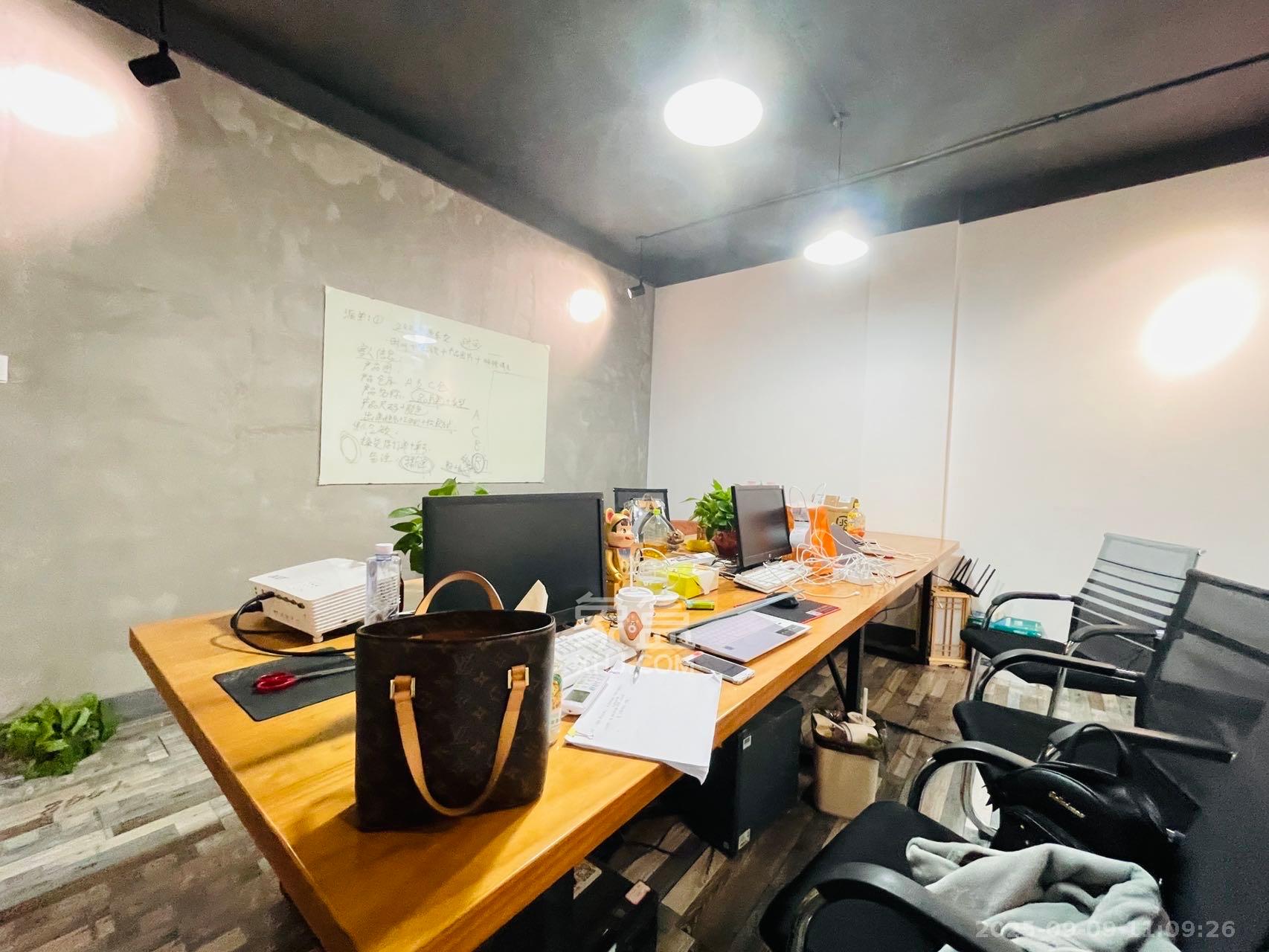 归心苑 7室3厅4卫 12800.0元/月 归心苑 7室3厅4卫 12800.0元/月室内图