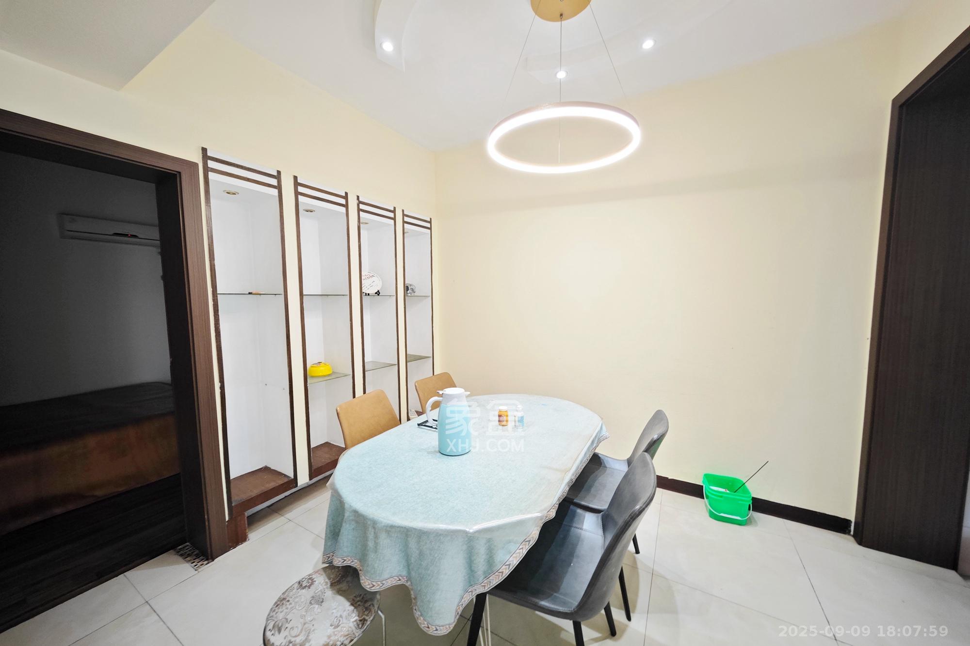 佳润新城(佳润新都) 3室2厅2卫 118.0万 佳润新城(佳润新都) 3室2厅2卫 118.0万客厅