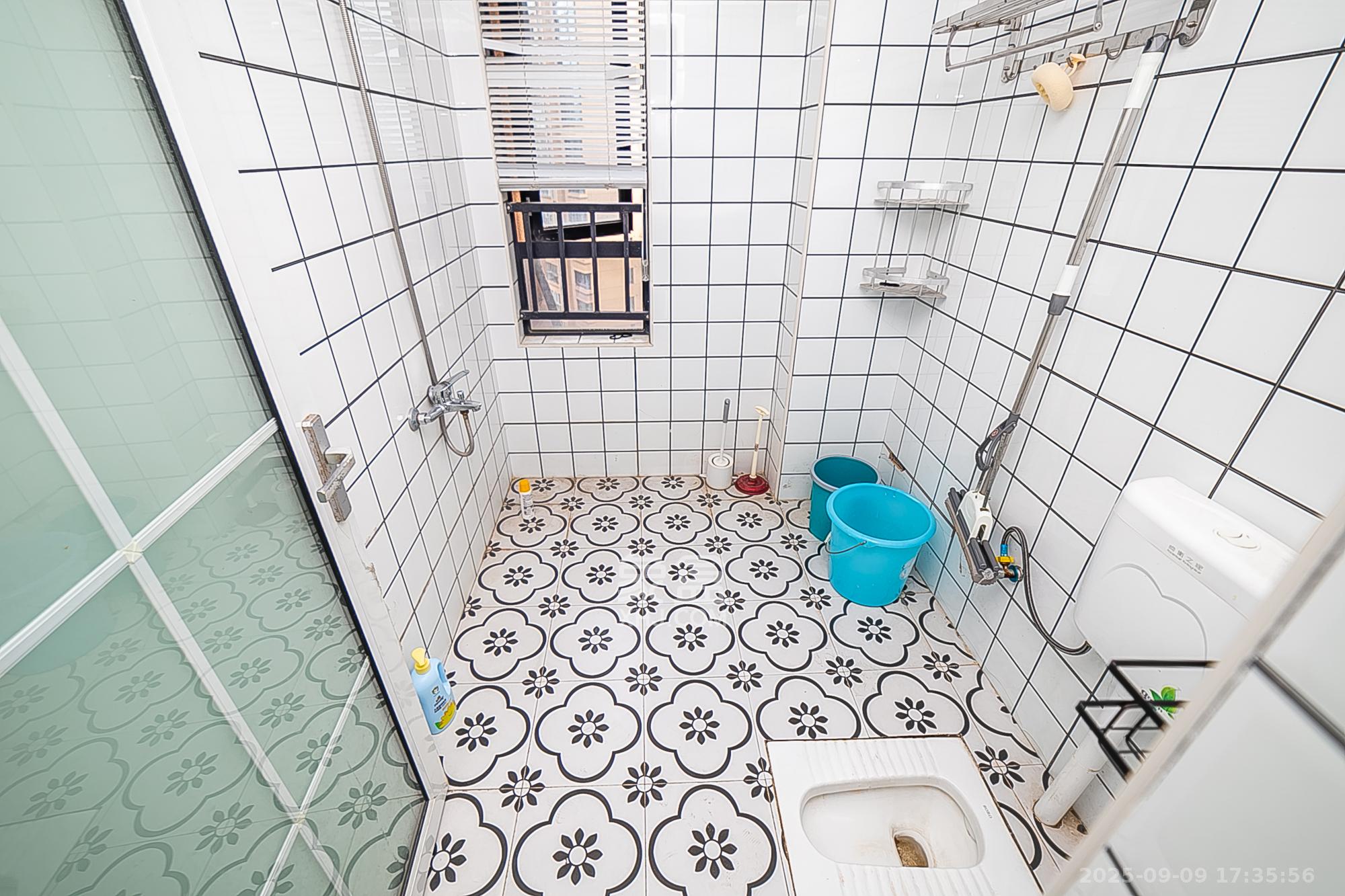 荣悦台 3室2厅2卫 200.0万 荣悦台 3室2厅2卫 200.0万卫生间