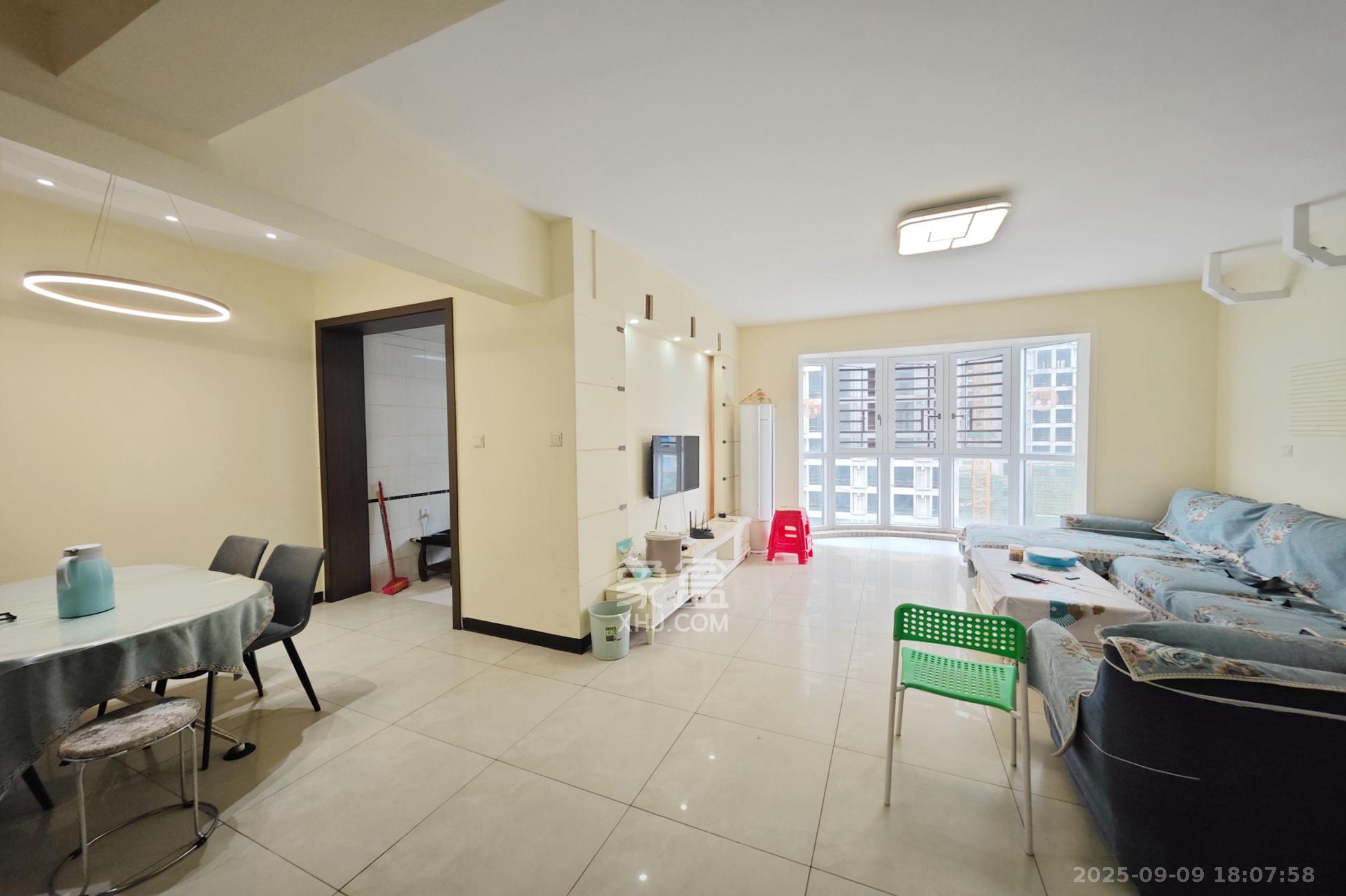 佳润新城(佳润新都) 3室2厅2卫 118.0万 佳润新城(佳润新都) 3室2厅2卫 118.0万客厅