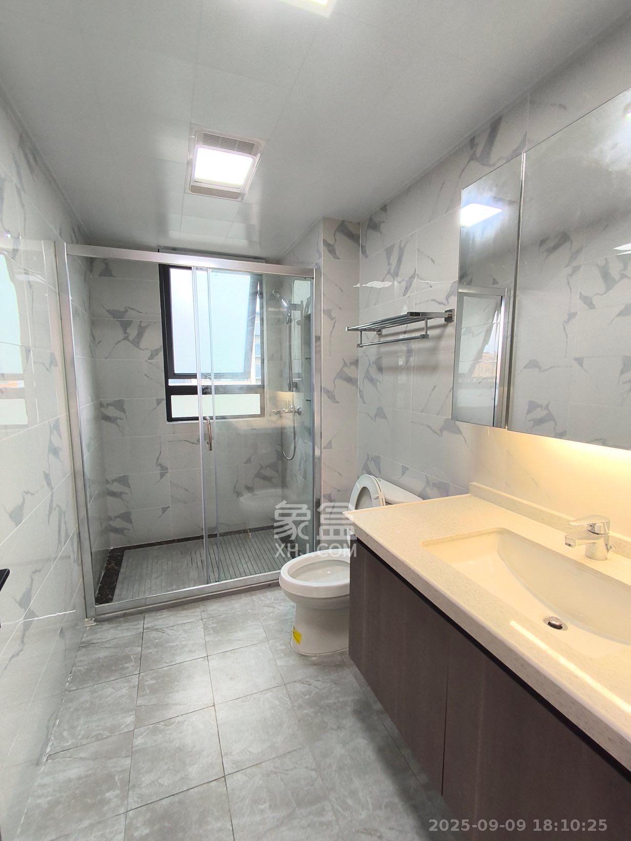 绿地V岛  4室2厅2卫    5000.0元/月室内图