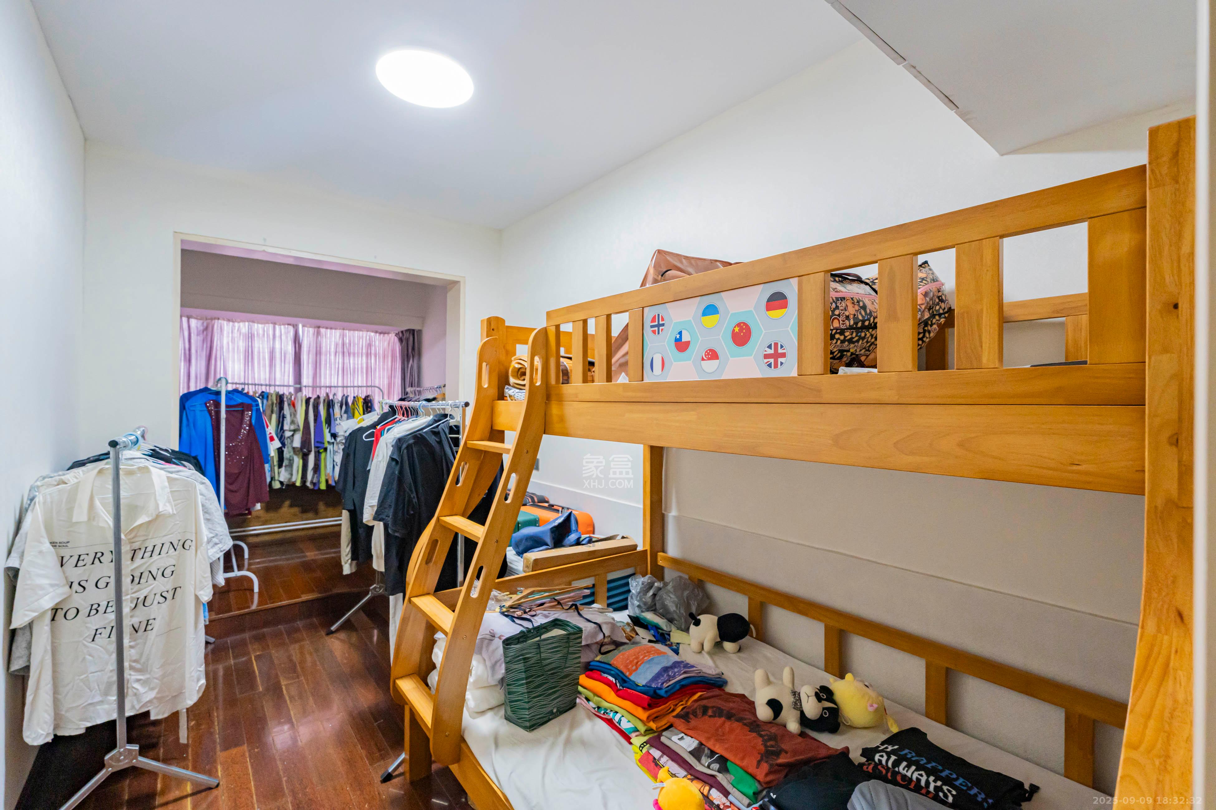 金鹰小区  3室2厅2卫    78.0万卧室