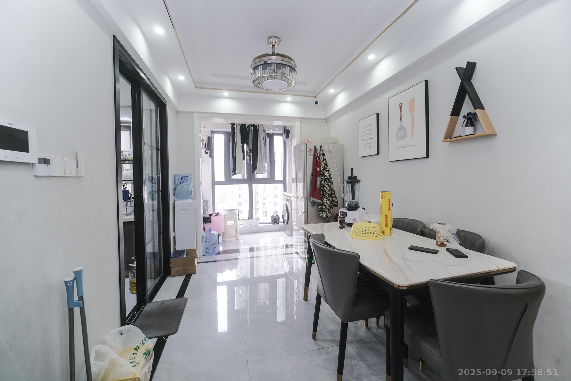 荣盛花语城 1室1厅1卫 105.0万 荣盛花语城 1室1厅1卫 105.0万客厅