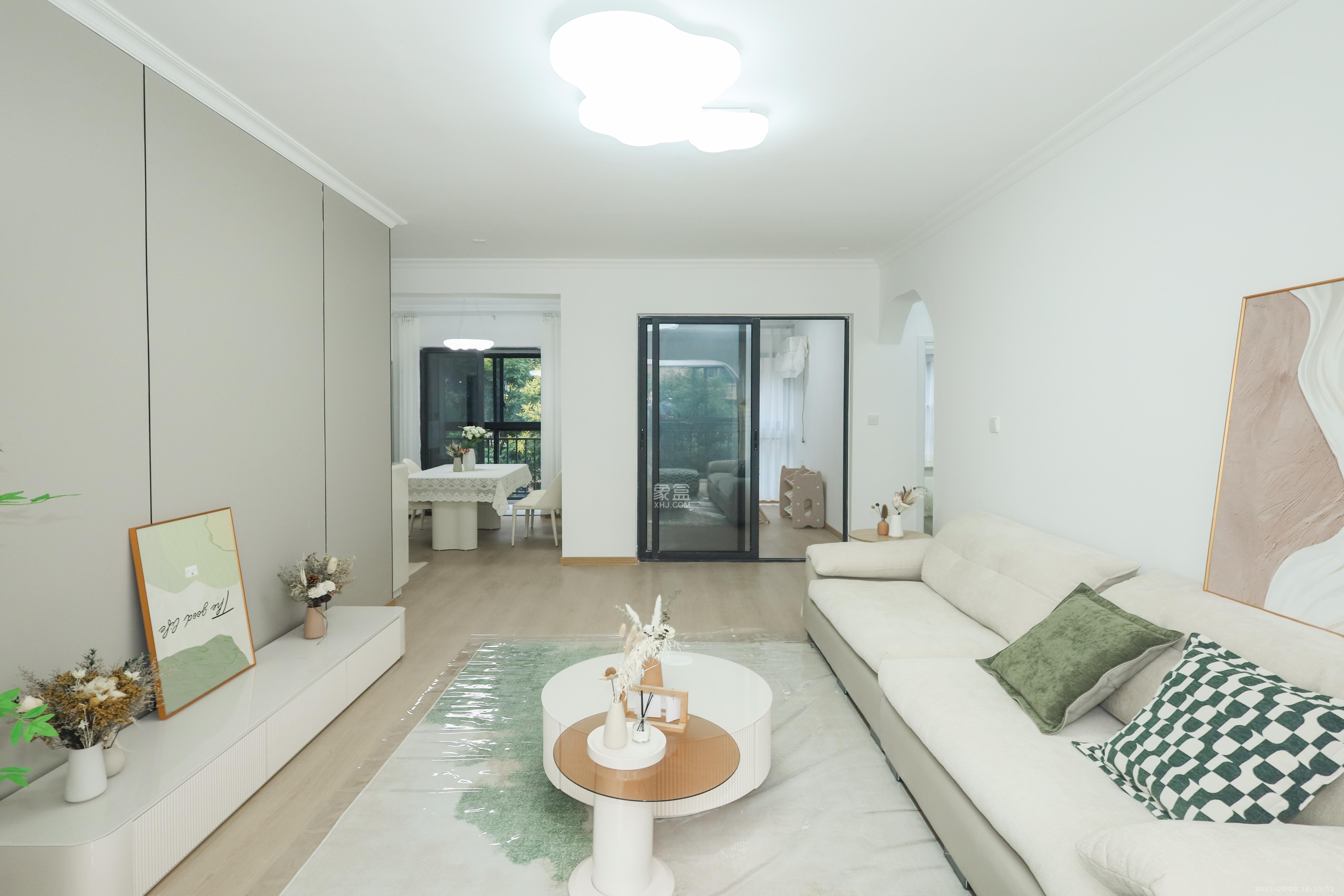 保利麓谷林语A区  3室1厅1卫    73.0万客厅