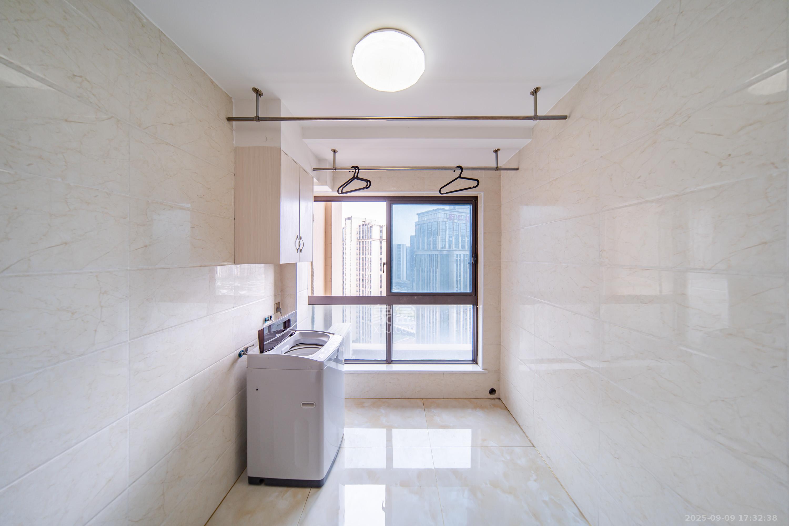 合能洋湖公馆  3室2厅2卫    88.0万 合能洋湖公馆  3室2厅2卫    88.0万阳台