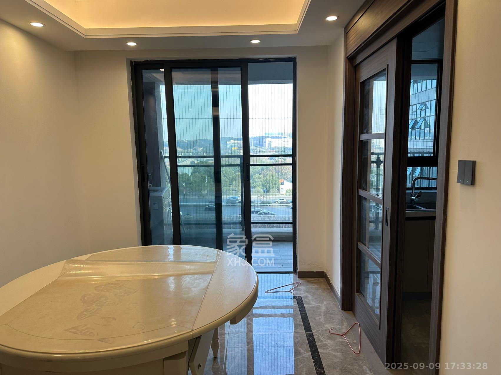 绿地V岛  4室2厅2卫    4000.0元/月室内图