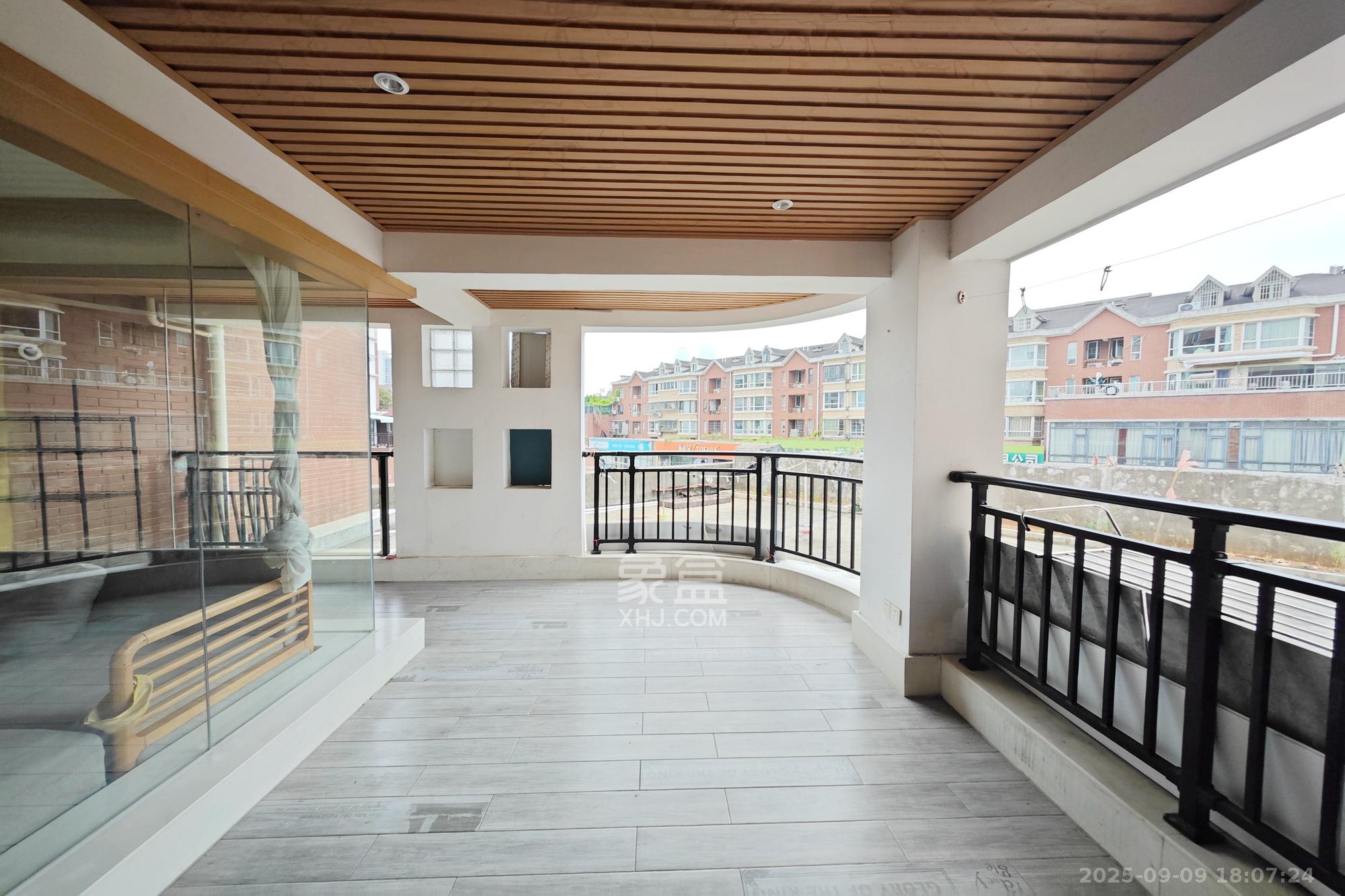 鸿铭中心  3室2厅2卫    188.0万 鸿铭中心  3室2厅2卫    188.0万阳台