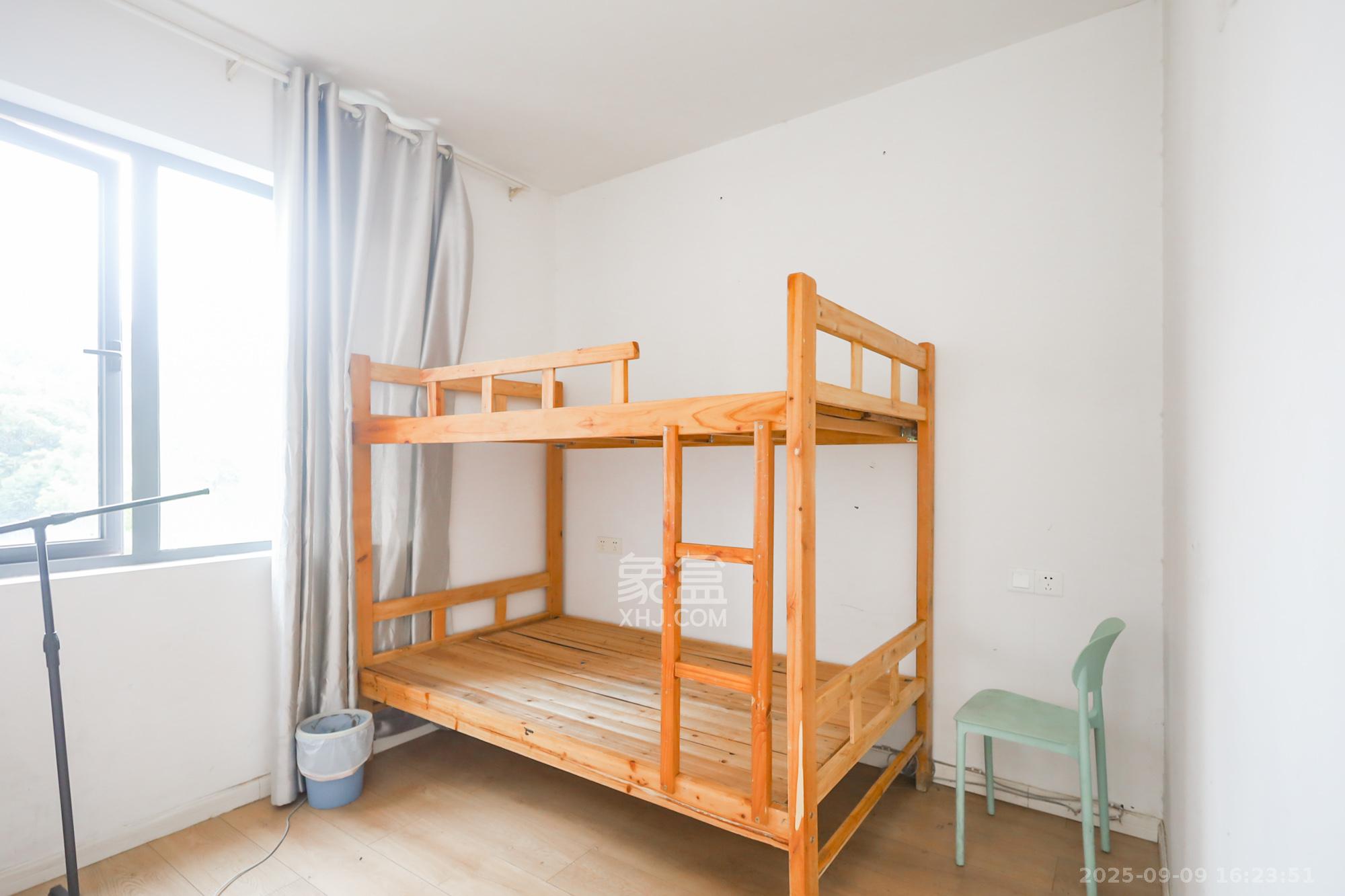 蓝光雍锦阁 3室2厅2卫 136.0万 蓝光雍锦阁 3室2厅2卫 136.0万卧室