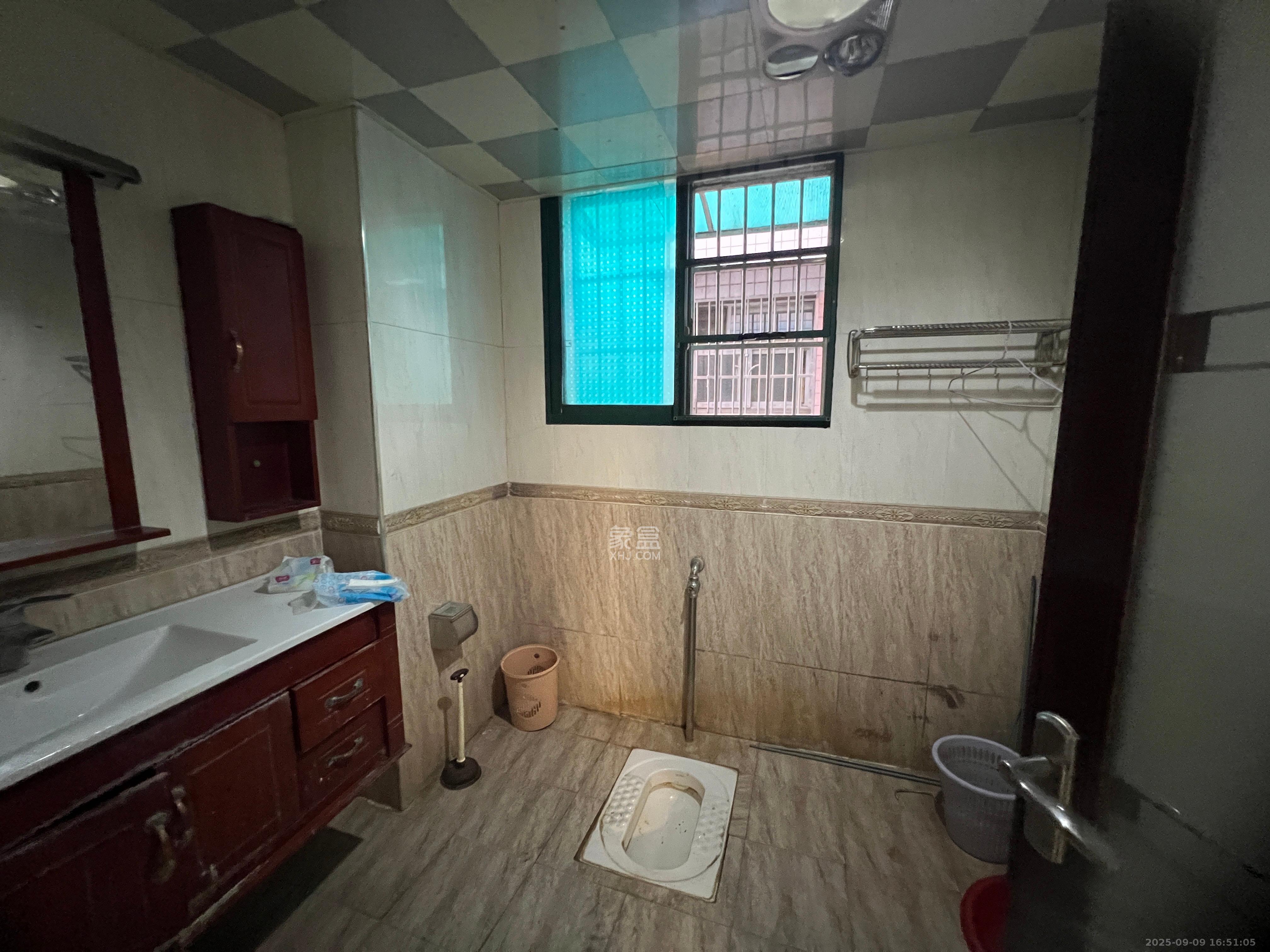 南明苑西区 4室2厅1卫 2700.0元/月 南明苑西区 4室2厅1卫 2700.0元/月室内图