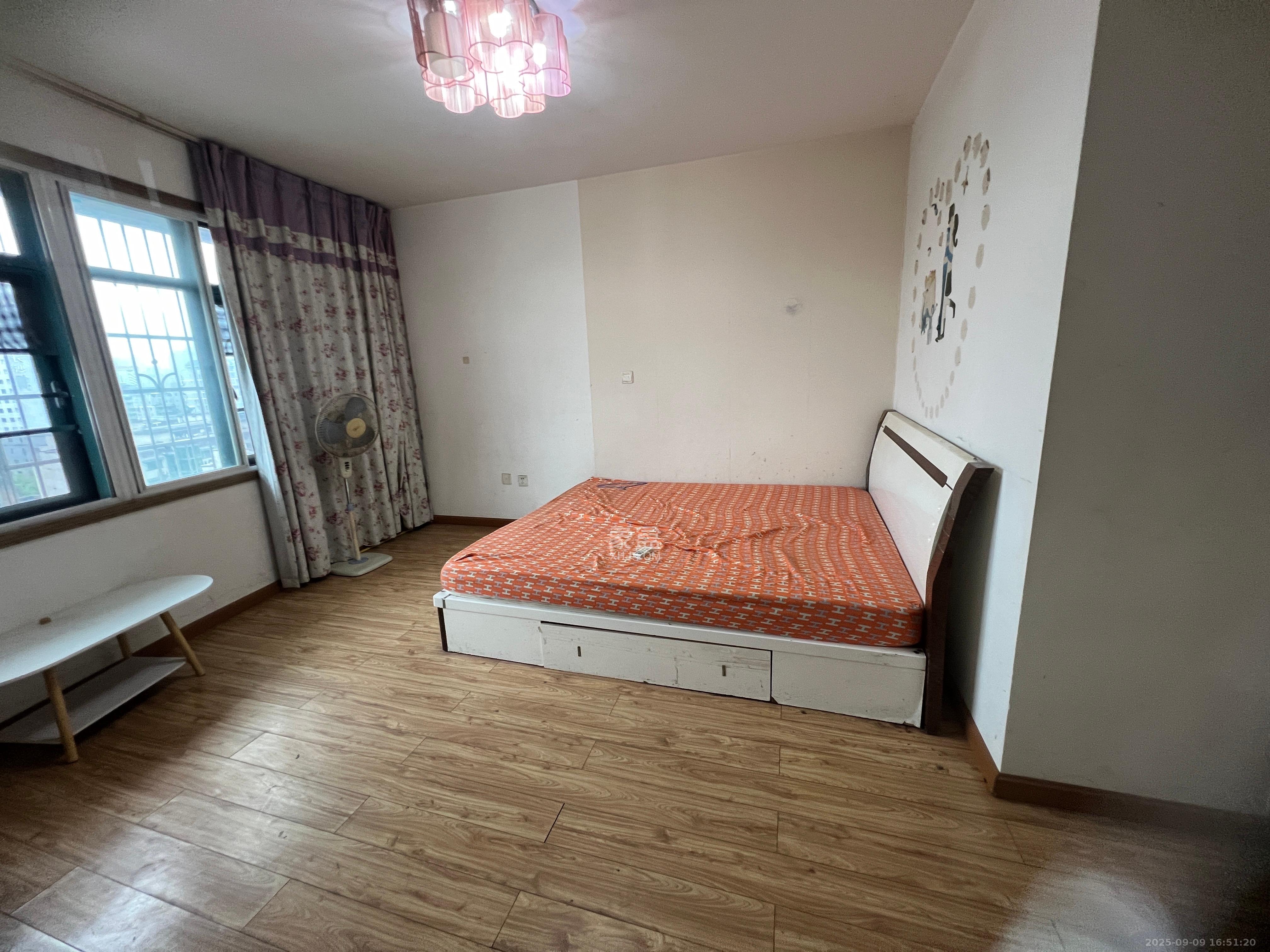 南明苑西区 4室2厅1卫 2700.0元/月 南明苑西区 4室2厅1卫 2700.0元/月室内图