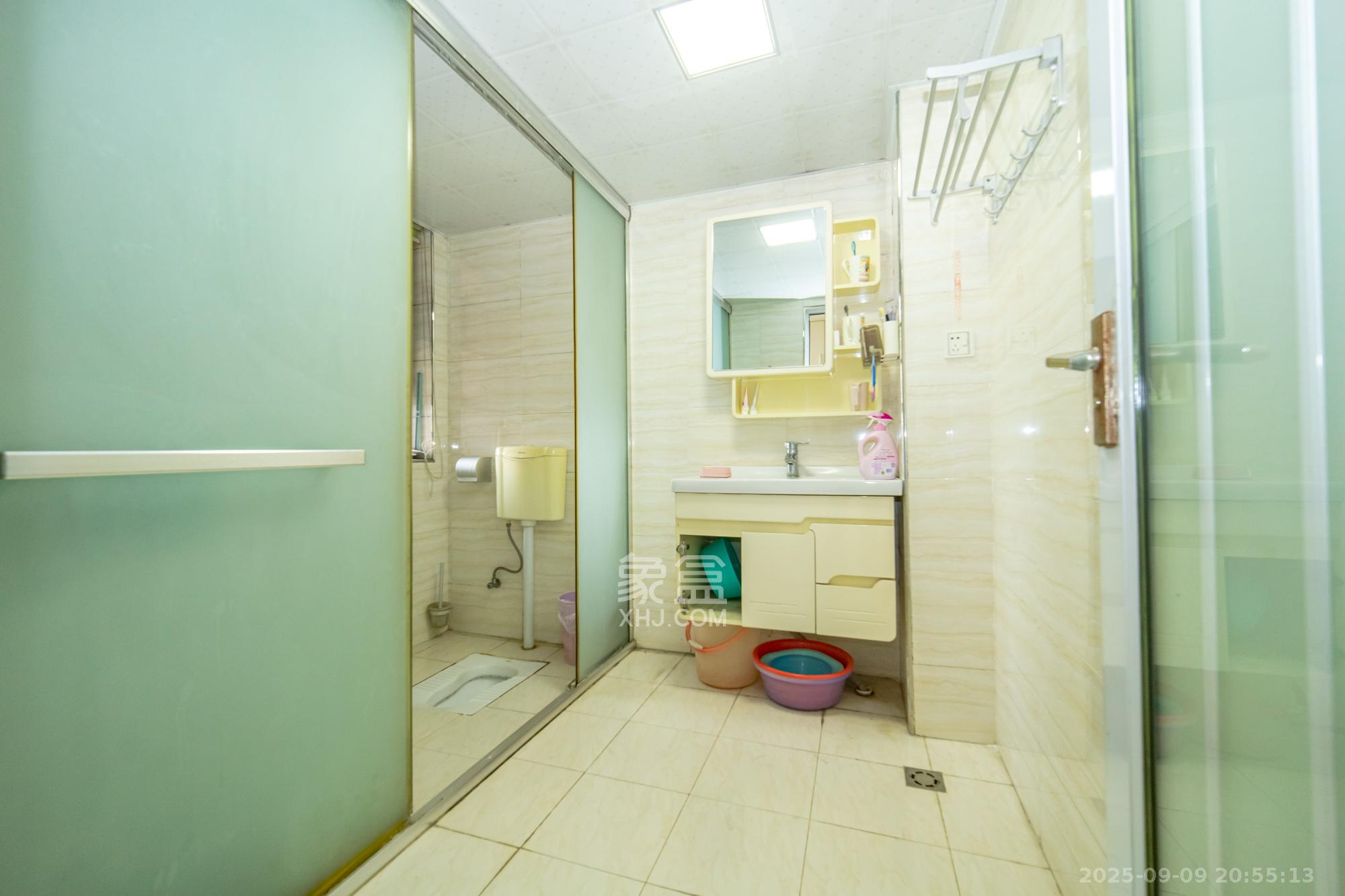 三一街区  3室2厅1卫    68.0万卫生间