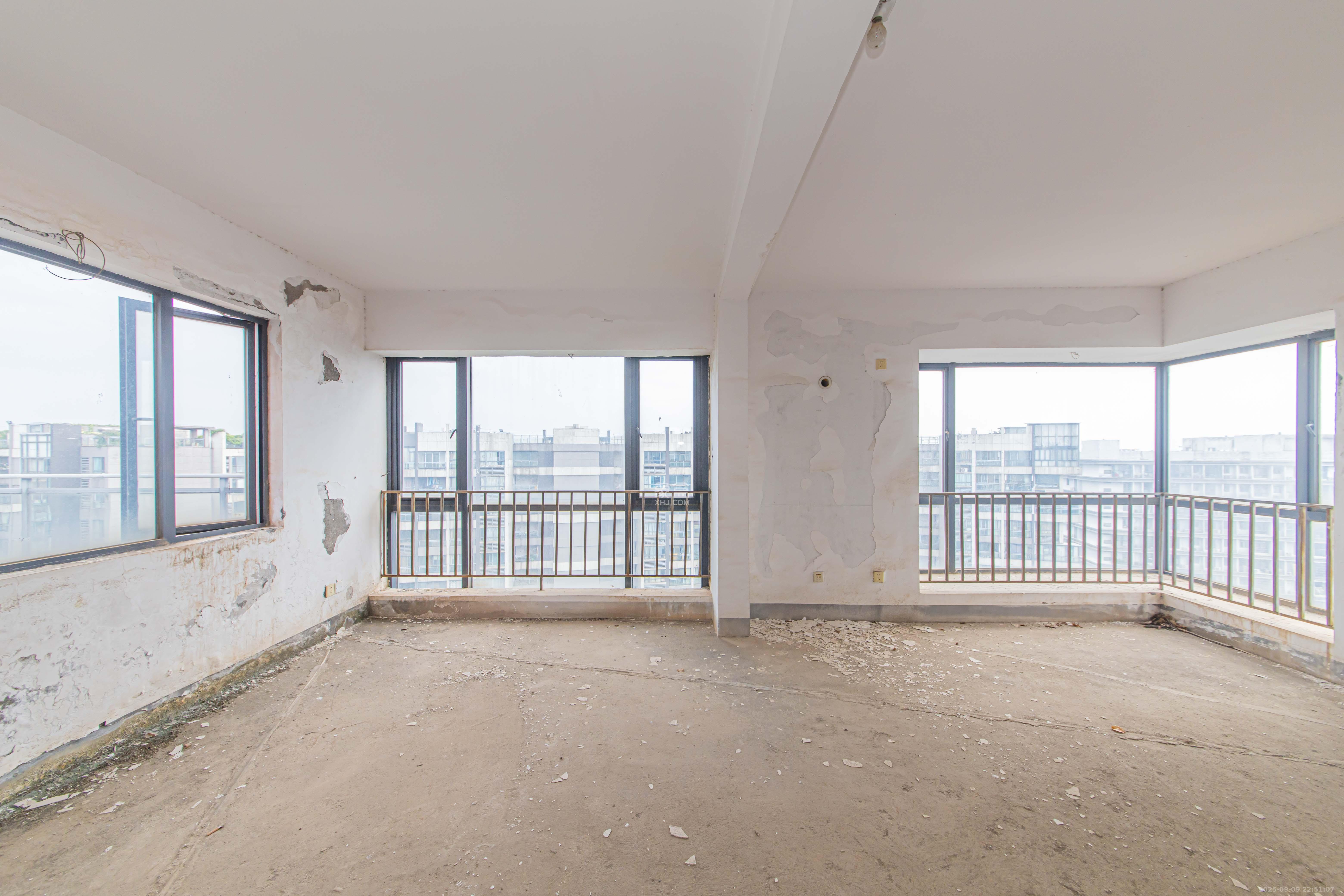 中信城市广场(中信新城一期) 6室2厅2卫 200.0万 中信城市广场(中信新城一期) 6室2厅2卫 200.0万卧室