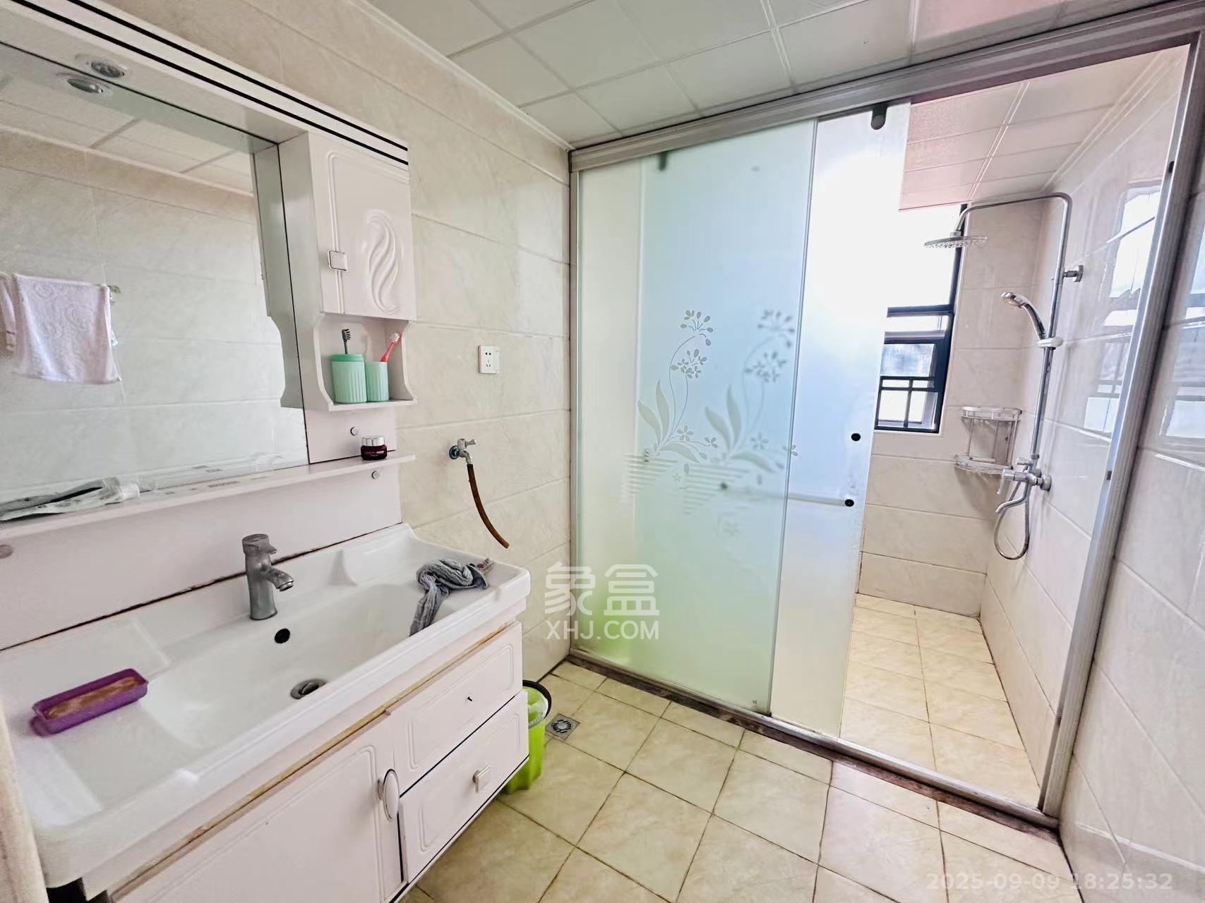 慢步江湾  3室2厅2卫    2500.0元/月室内图