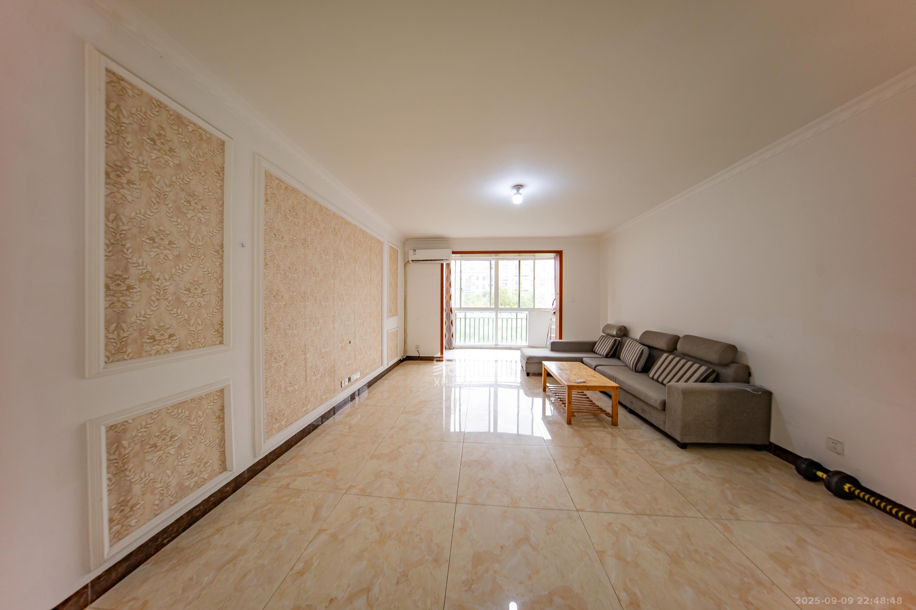 枫华府第 3室2厅2卫 65.0万 枫华府第 3室2厅2卫 65.0万客厅