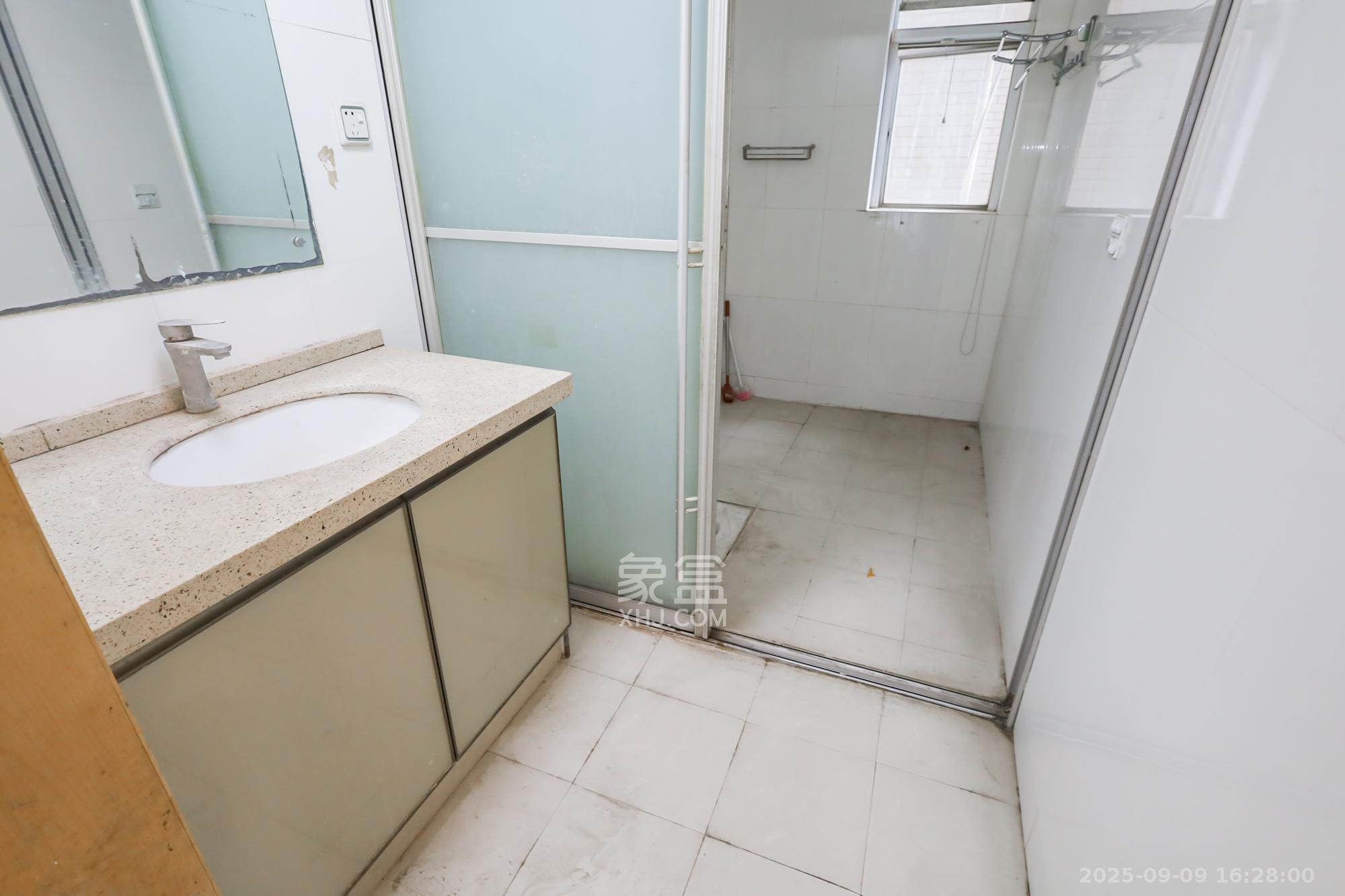 香海西岸  3室2厅2卫    130.0万 香海西岸  3室2厅2卫    130.0万卫生间