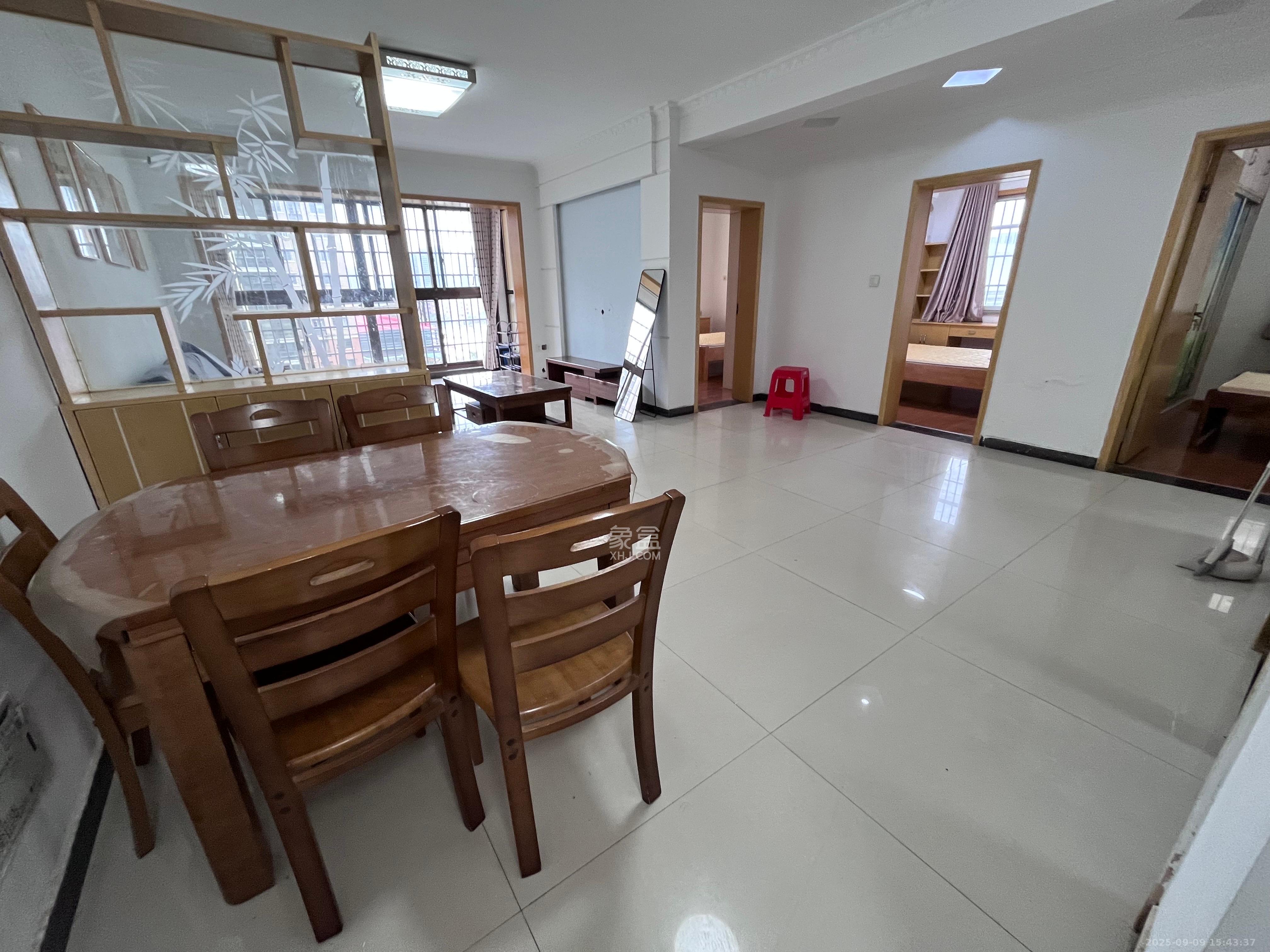 和润园一、二期 3室2厅1卫 1900.0元/月 和润园一、二期 3室2厅1卫 1900.0元/月室内图