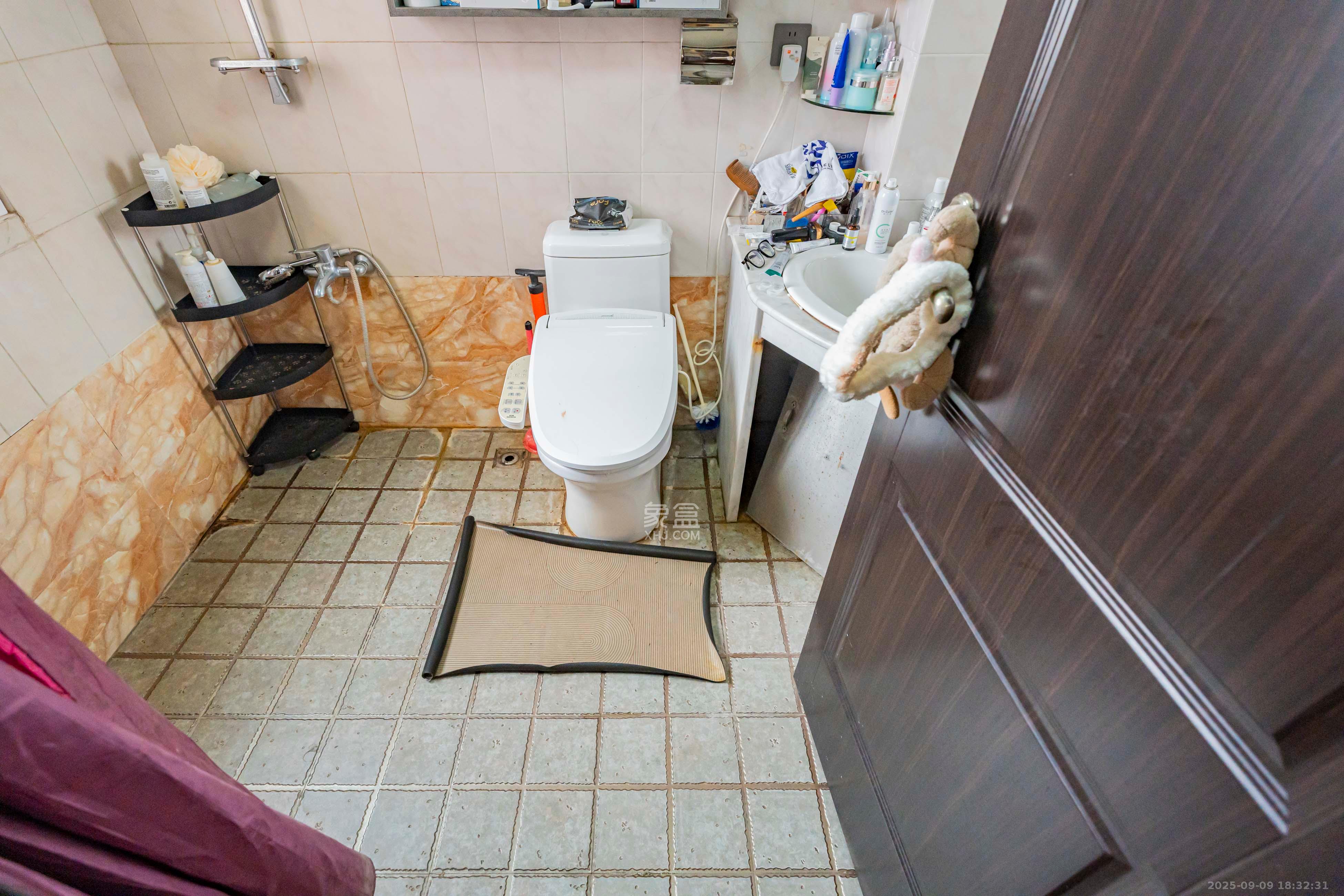 金鹰小区  3室2厅2卫    78.0万卫生间