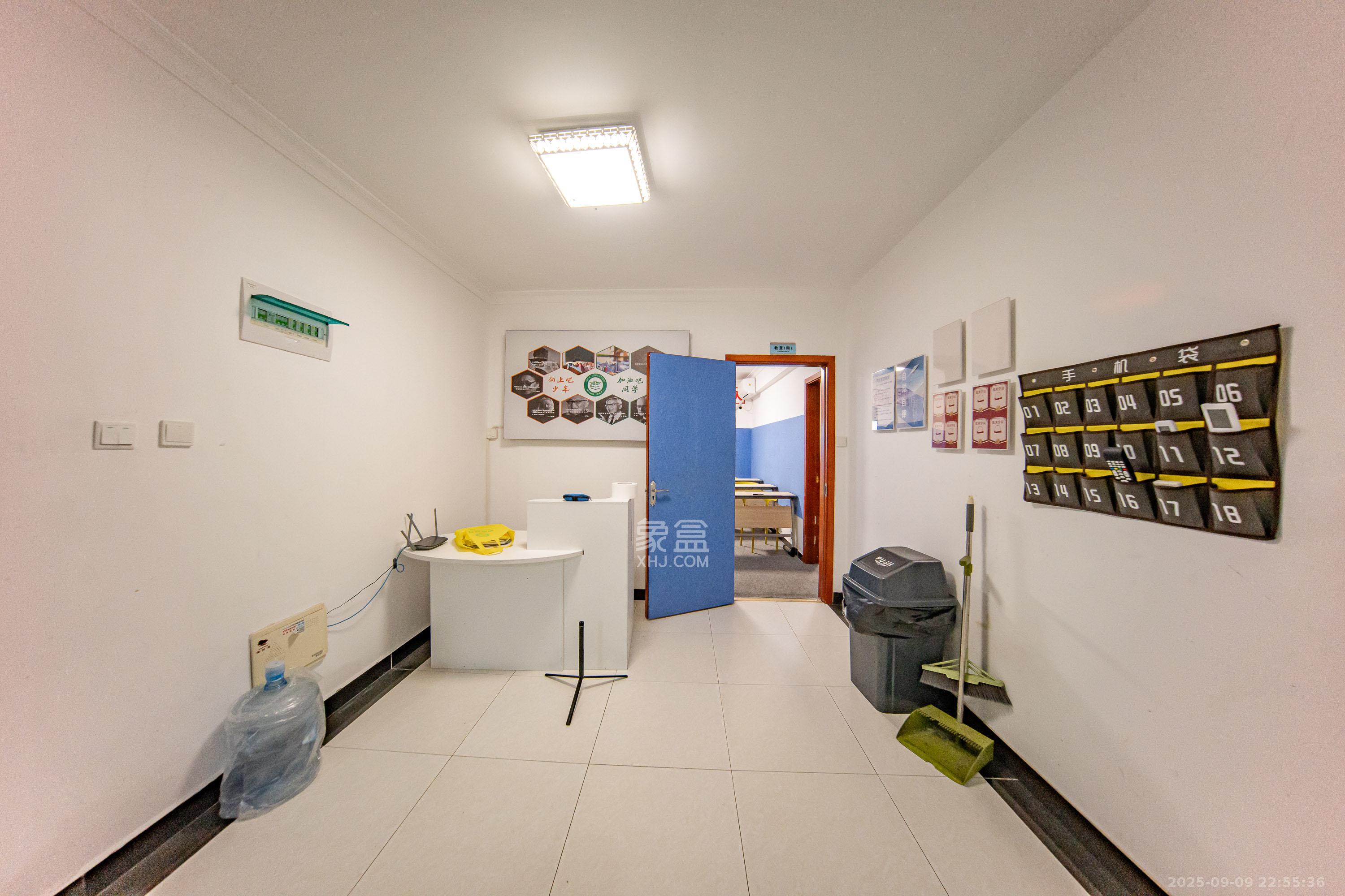 华润橡树湾 4室2厅2卫 90.0万 华润橡树湾 4室2厅2卫 90.0万客厅