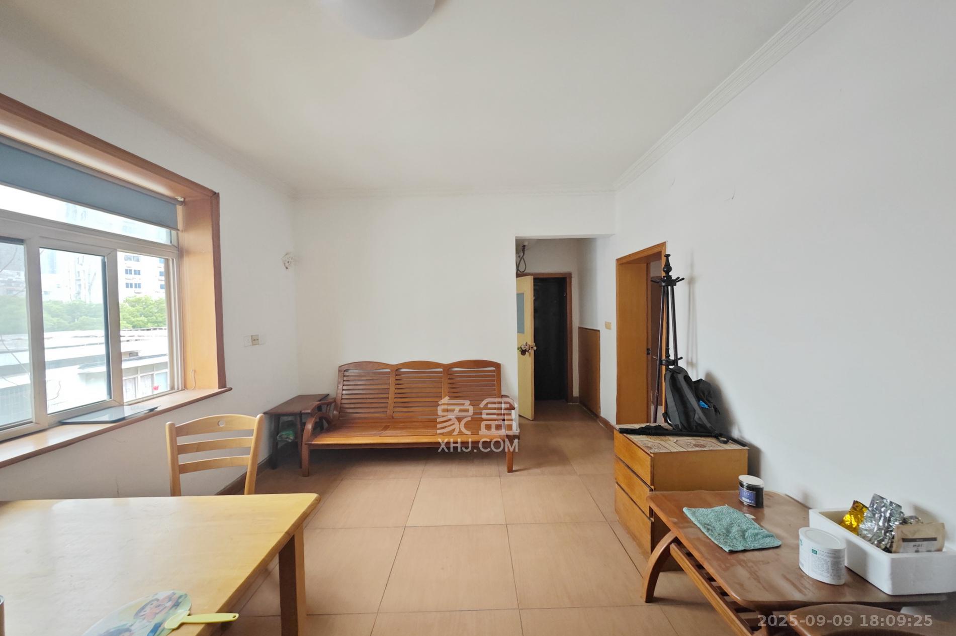 潇湘电影制片厂  3室1厅1卫    41.5万 潇湘电影制片厂  3室1厅1卫    41.5万客厅