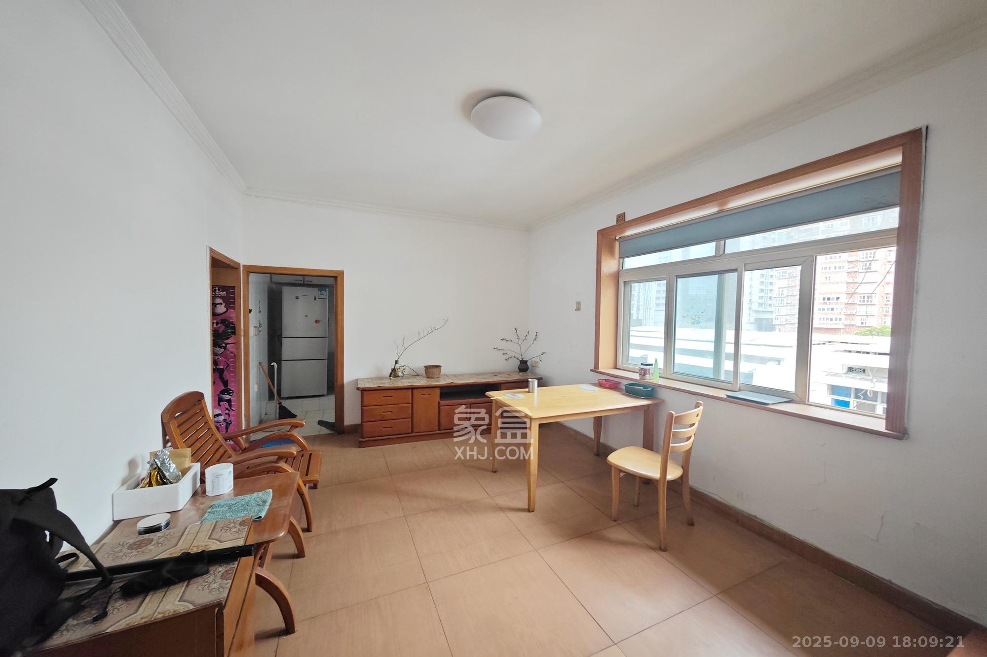 潇湘电影制片厂  3室1厅1卫    41.5万 潇湘电影制片厂  3室1厅1卫    41.5万客厅