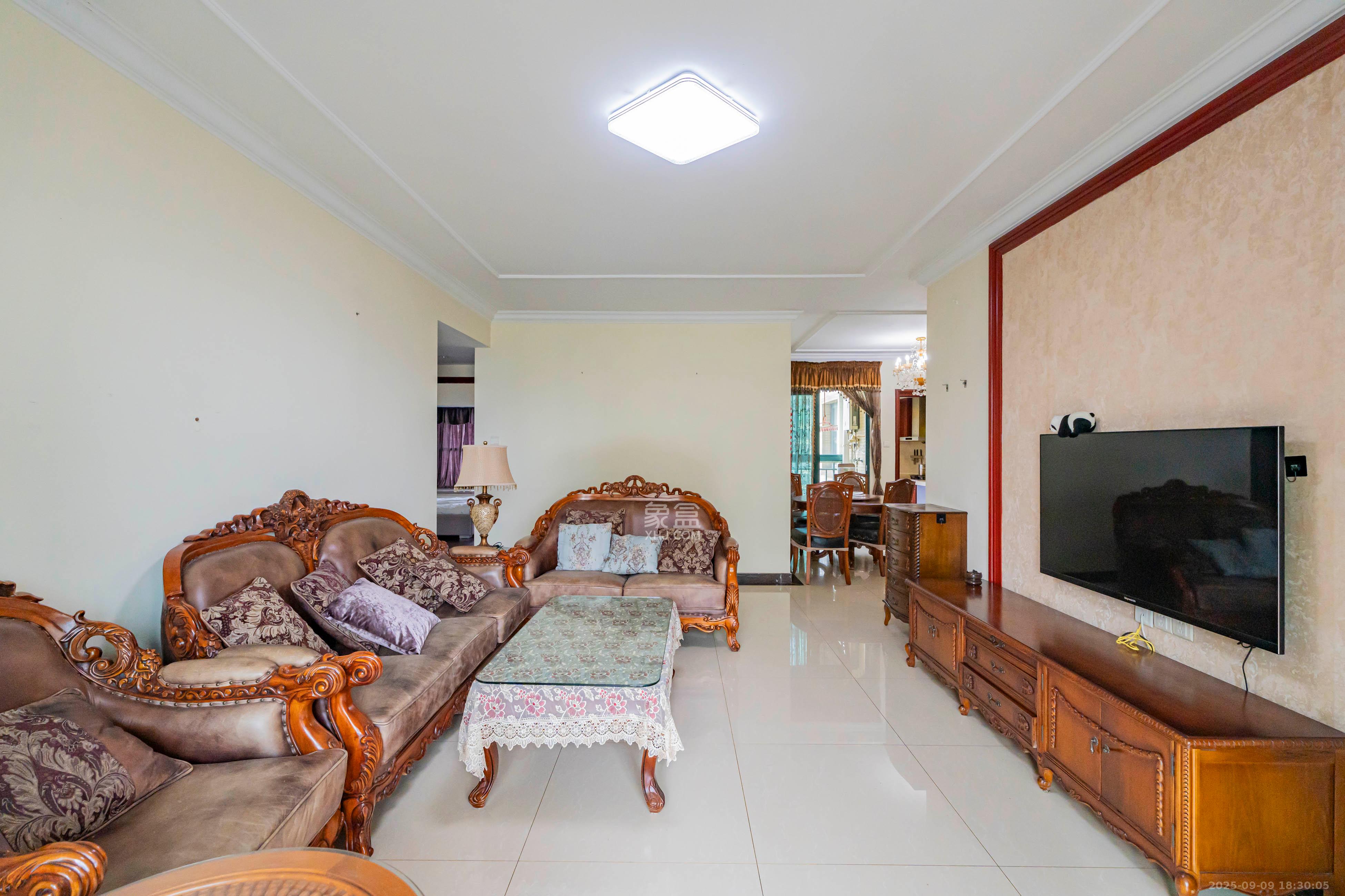 恒大雅苑  3室2厅2卫    145.0万客厅