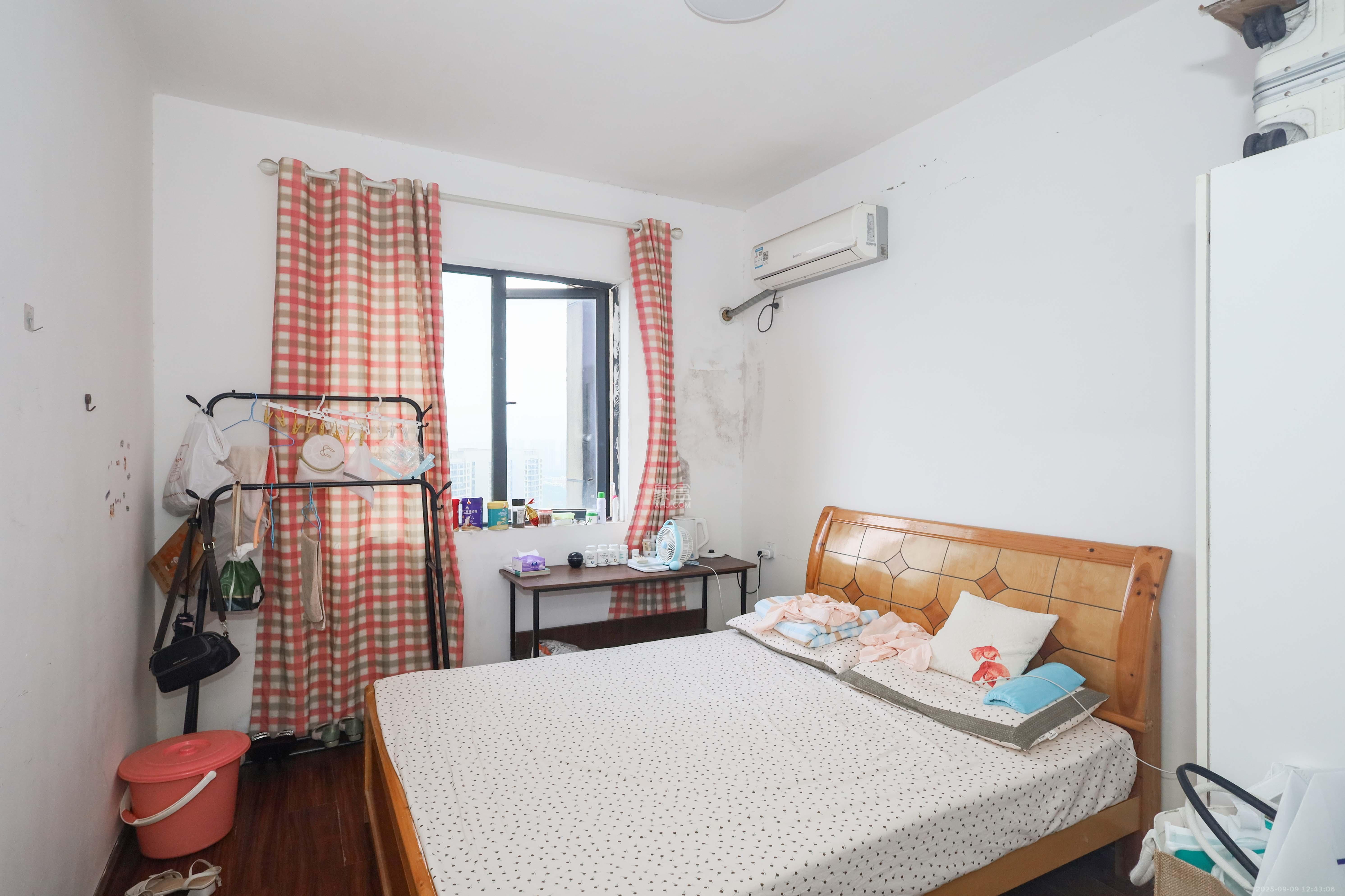 润芳园 3室2厅2卫 69.0万 润芳园 3室2厅2卫 69.0万卧室