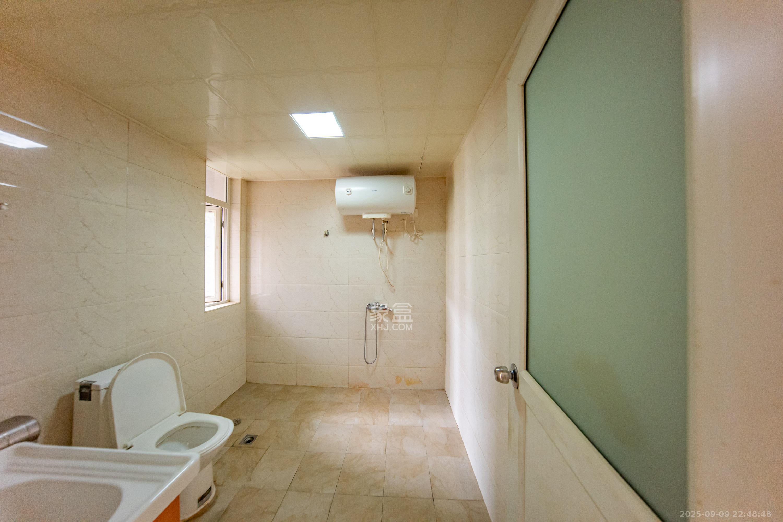 枫华府第  3室2厅2卫    65.0万卫生间