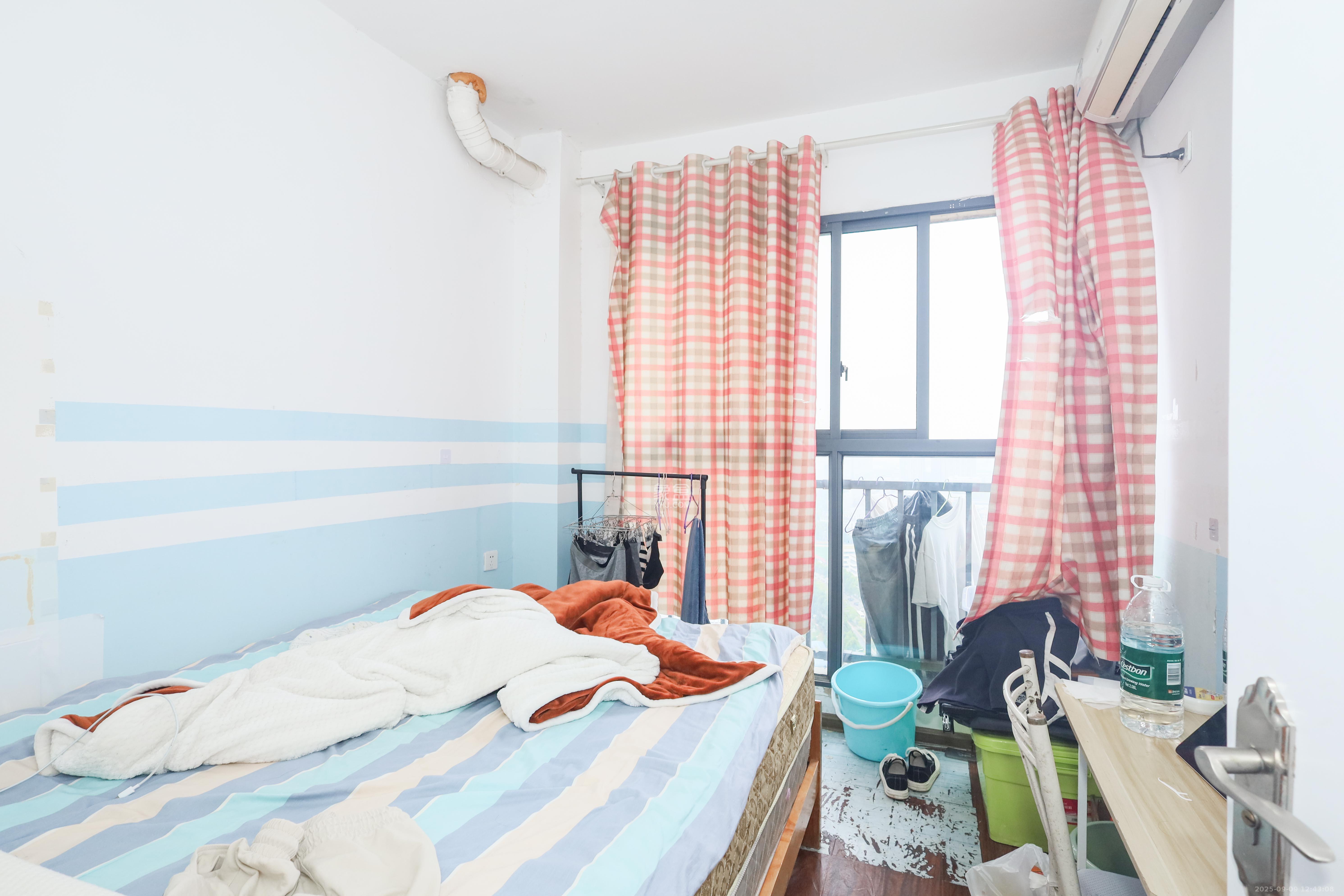 润芳园 3室2厅2卫 69.0万 润芳园 3室2厅2卫 69.0万卧室