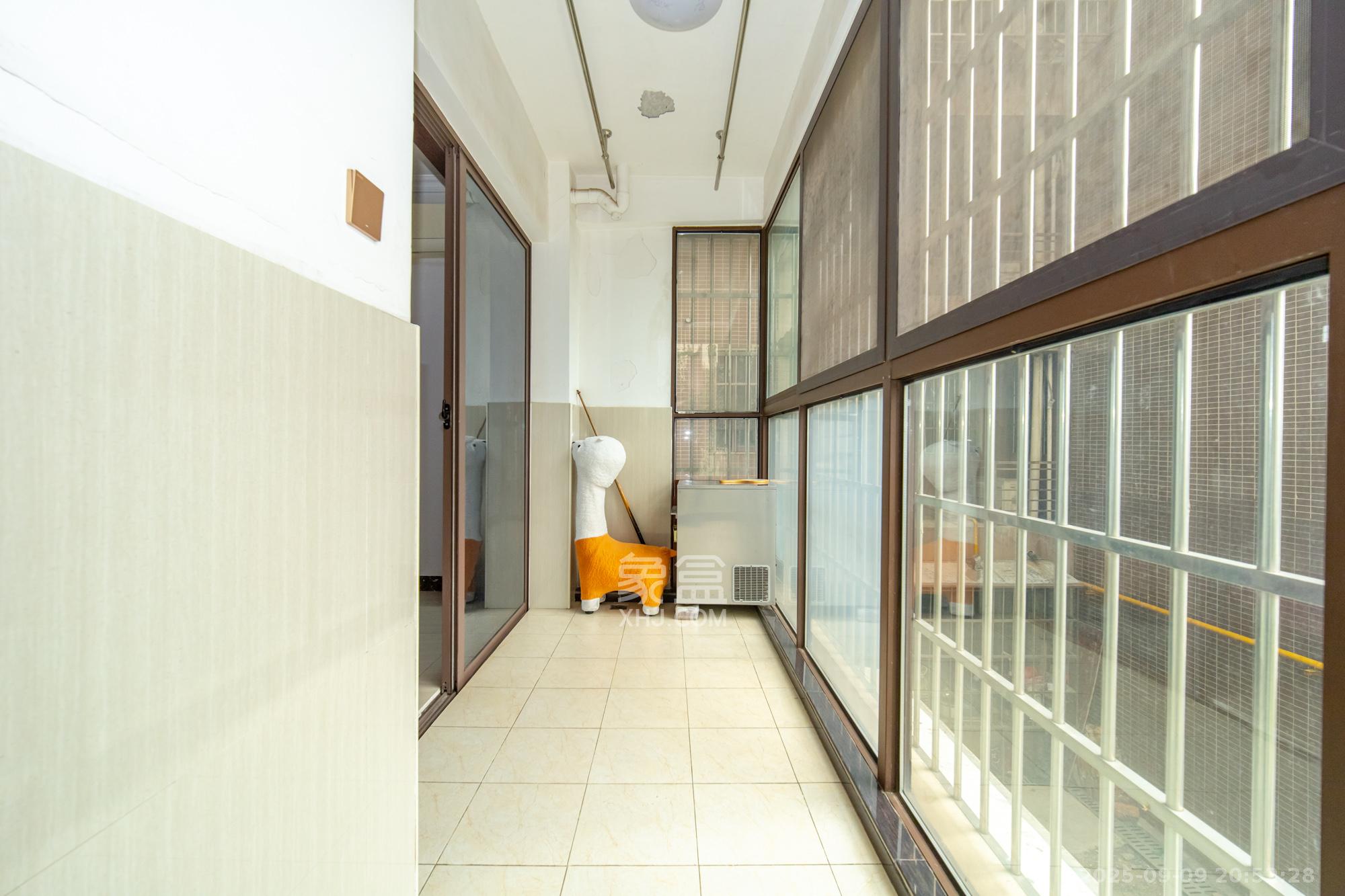 新长海广场  3室2厅1卫   85.00万阳台