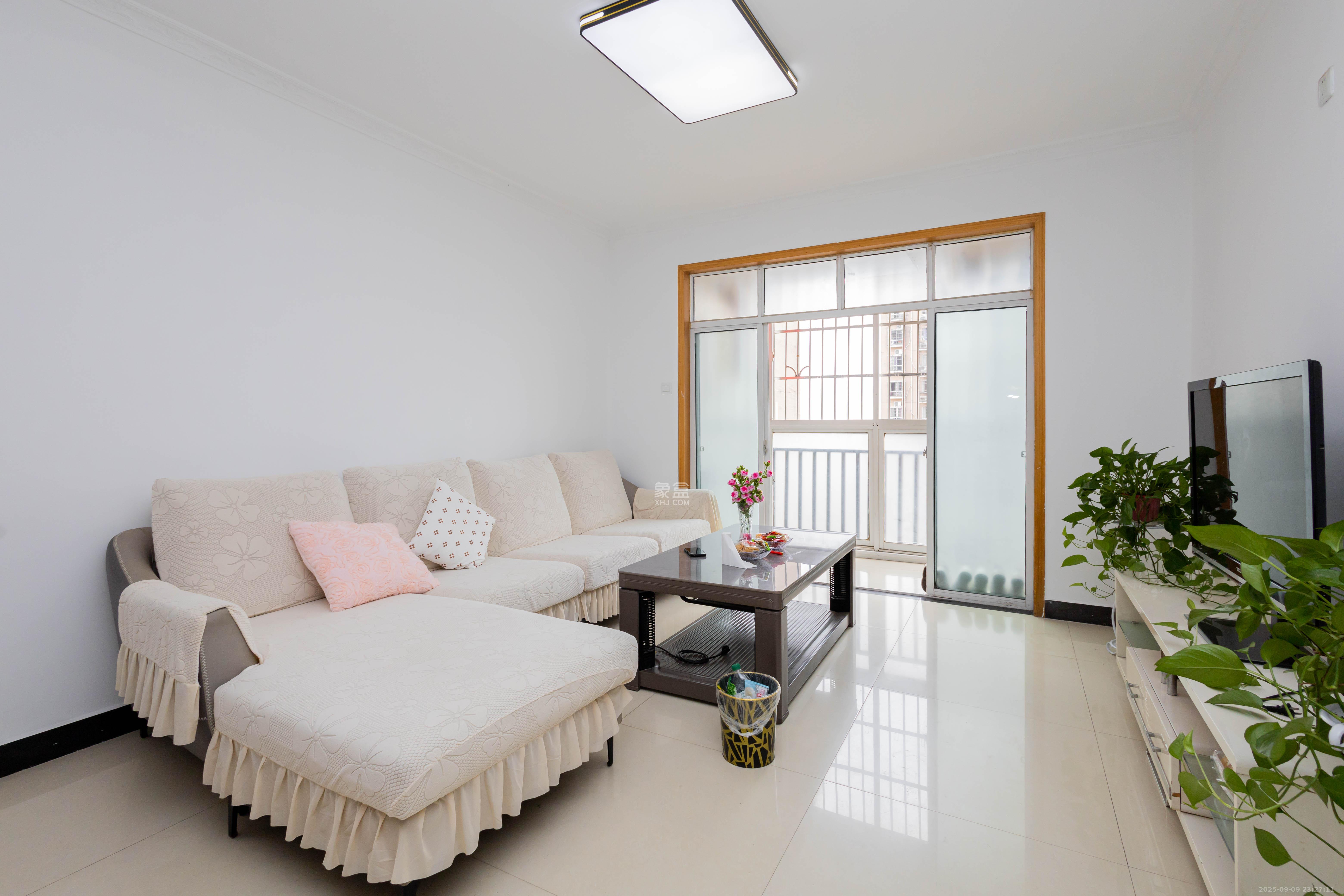 丁家高层公寓(领尚公寓)  3室2厅1卫    38.0万 丁家高层公寓(领尚公寓)  3室2厅1卫    38.0万客厅