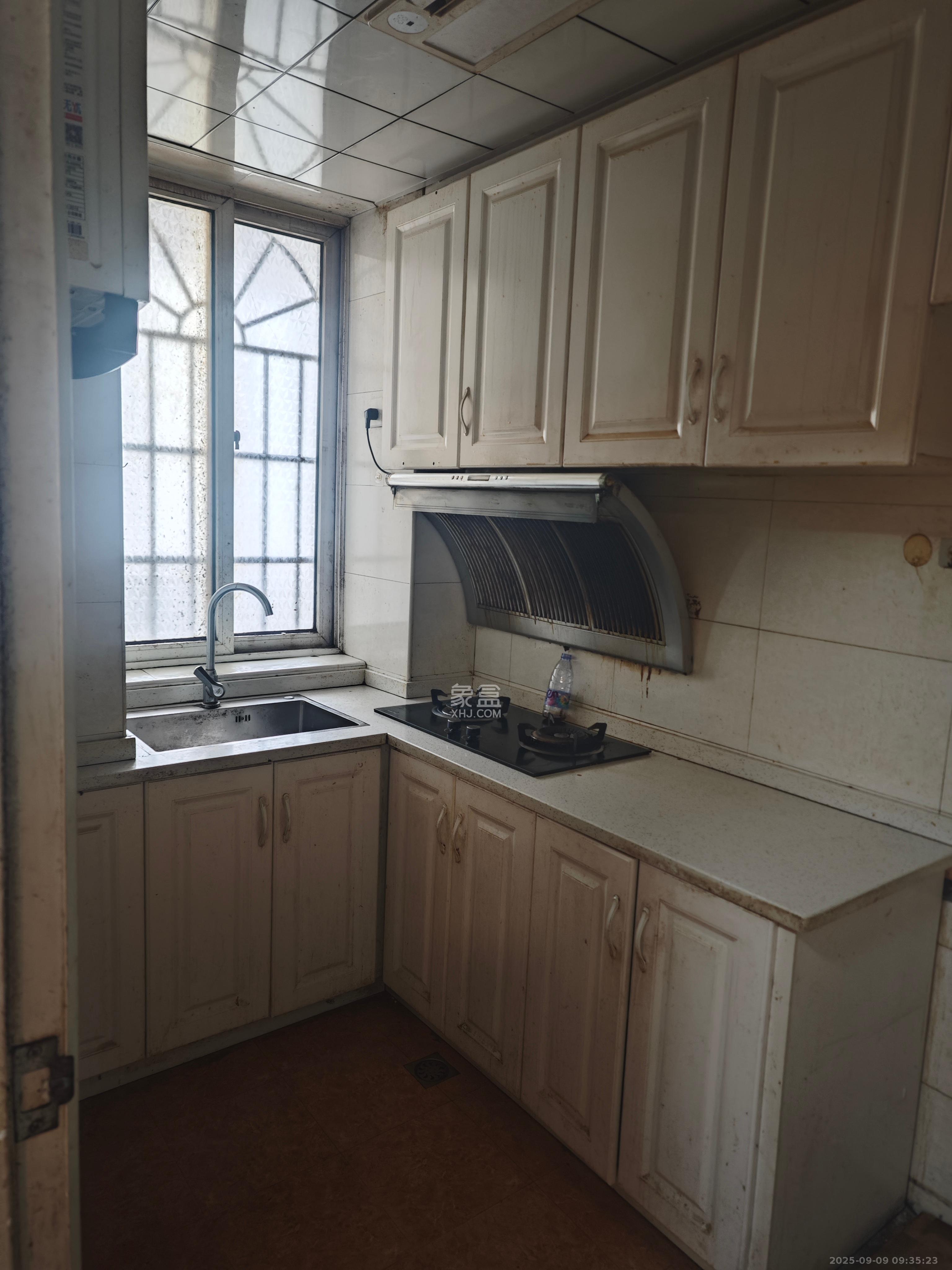 长勘小区  3室2厅2卫    2600.0元/月 长勘小区  3室2厅2卫    2600.0元/月室内图