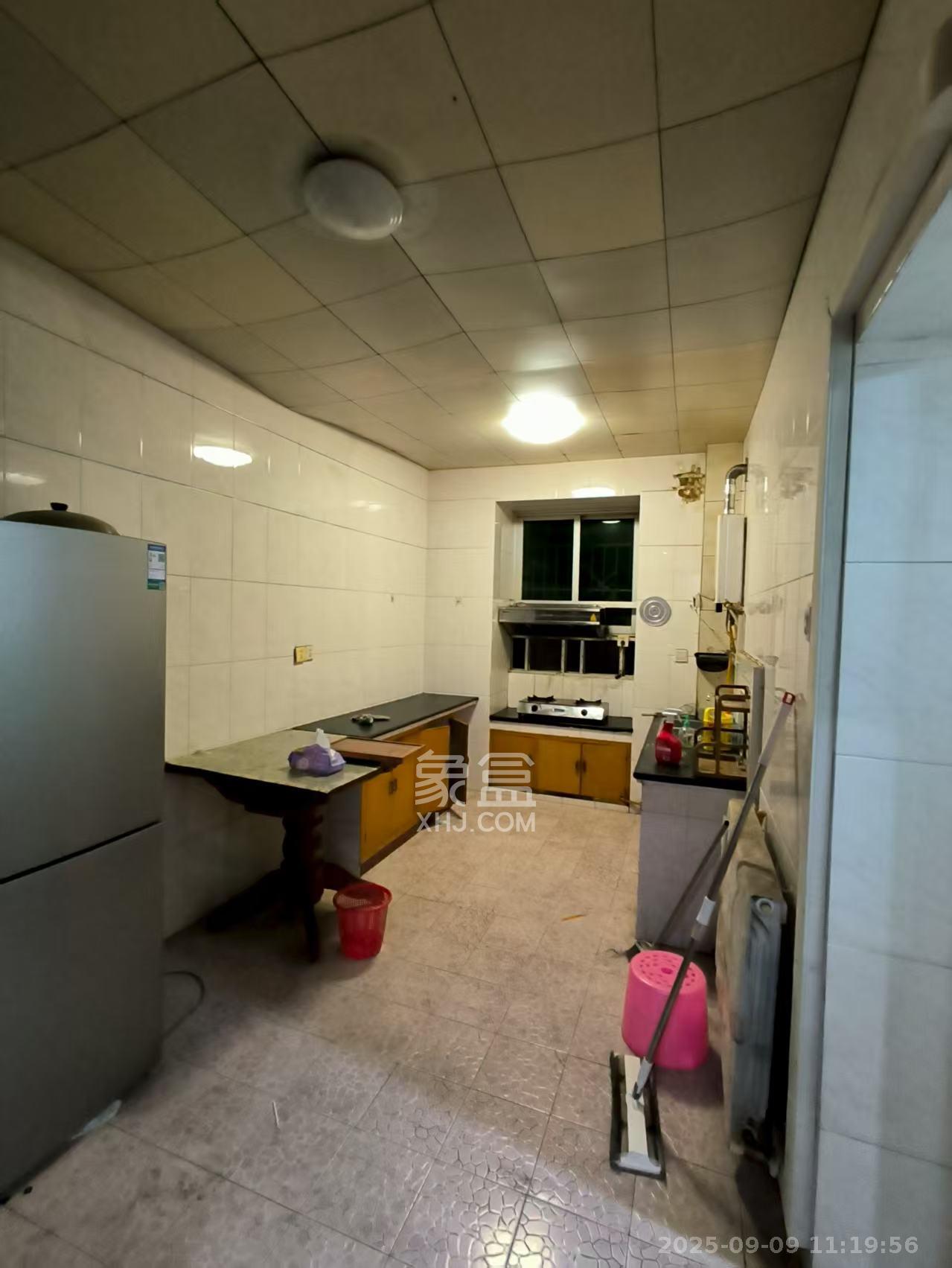 公安分局宿舍  3室2厅2卫    2200.0元/月室内图