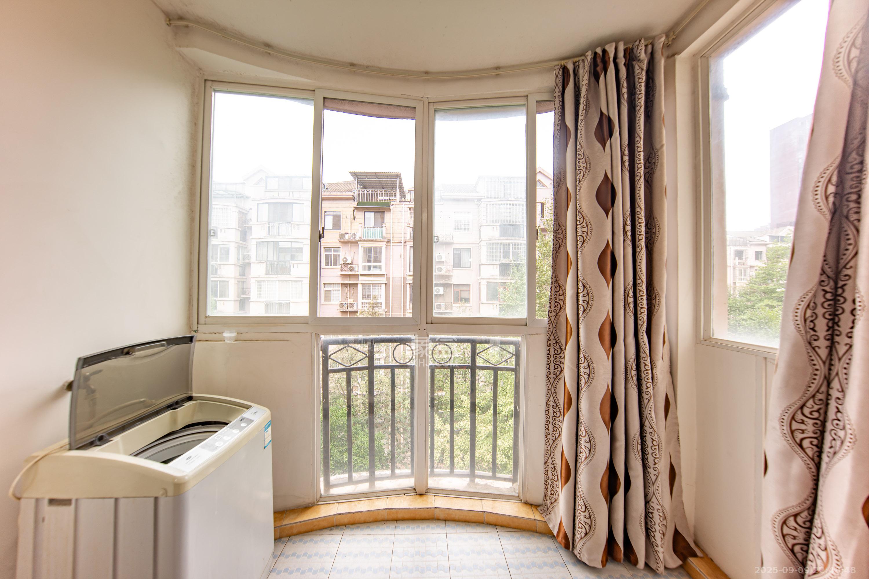 枫华府第 3室2厅2卫 65.0万 枫华府第 3室2厅2卫 65.0万阳台