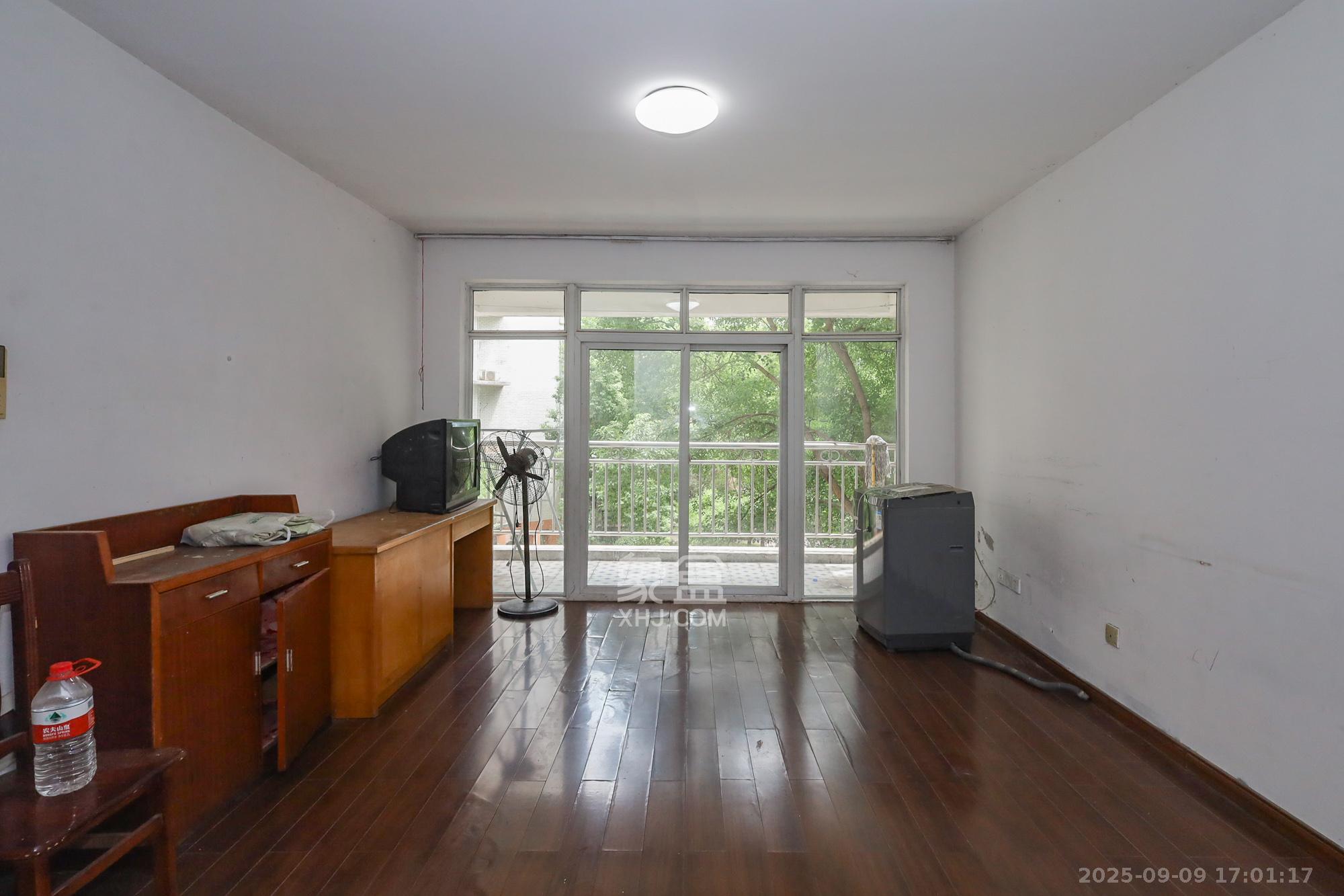 阳光新城 3室2厅2卫 105.0万 阳光新城 3室2厅2卫 105.0万客厅