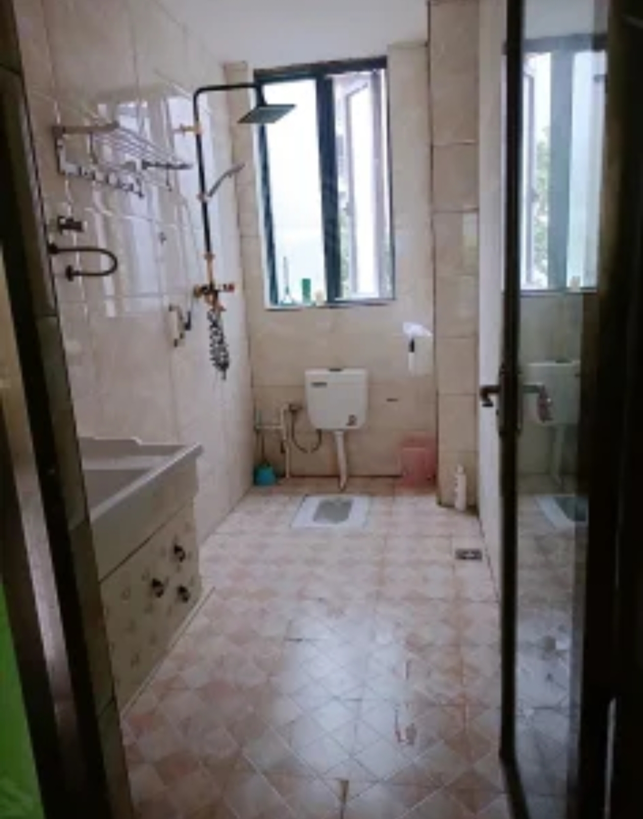 月亮湾三期  3室2厅1卫    1600.0元/月 月亮湾三期  3室2厅1卫    1600.0元/月室内图