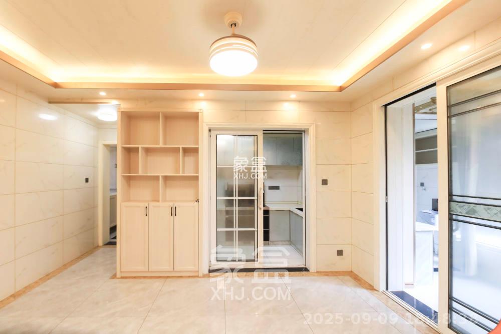 长房半岛蓝湾（观山月）  3室2厅2卫   2500.00元/月室内图