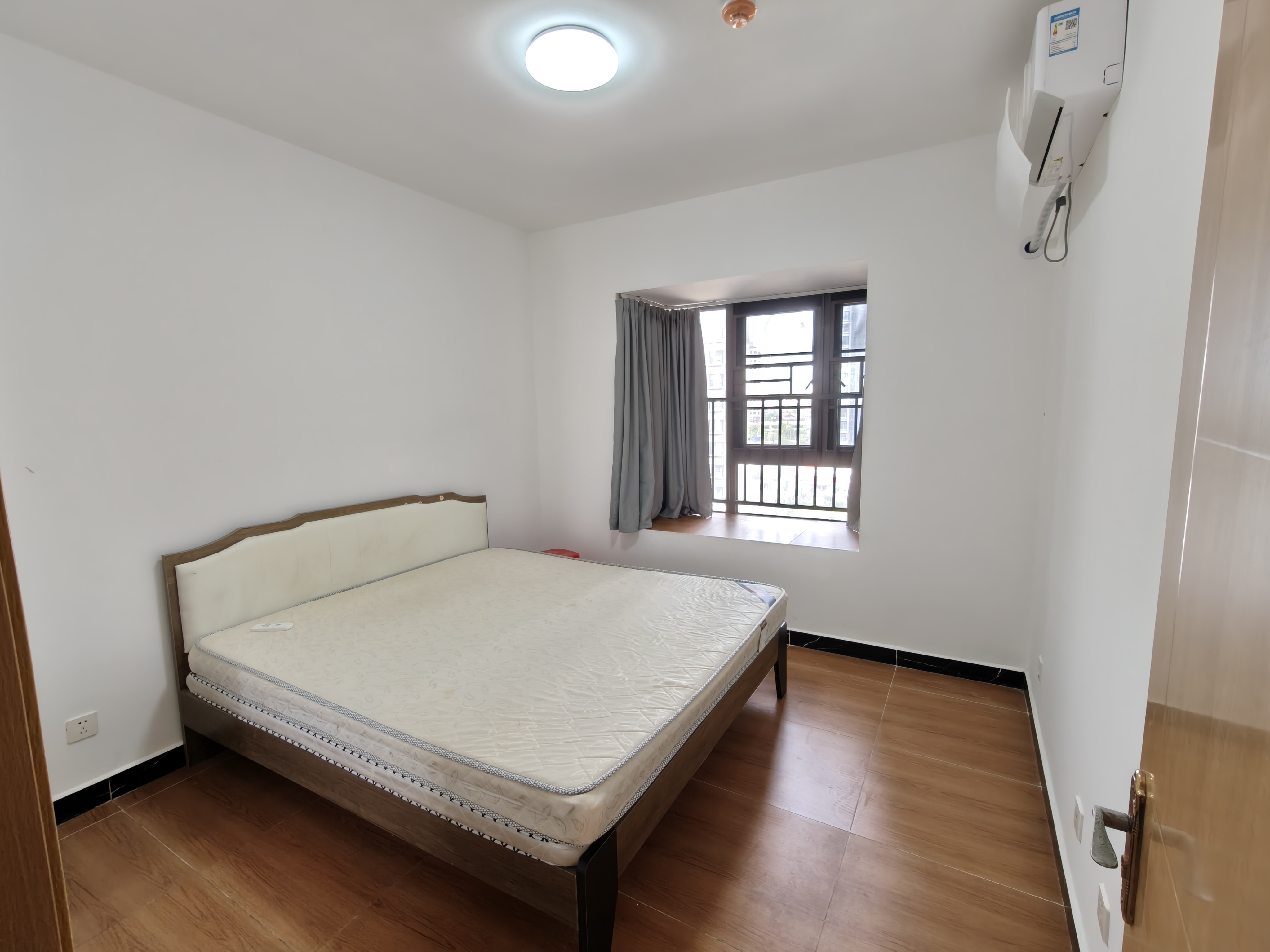 坡博家园三区  4室2厅2卫   3200.00元/月室内图