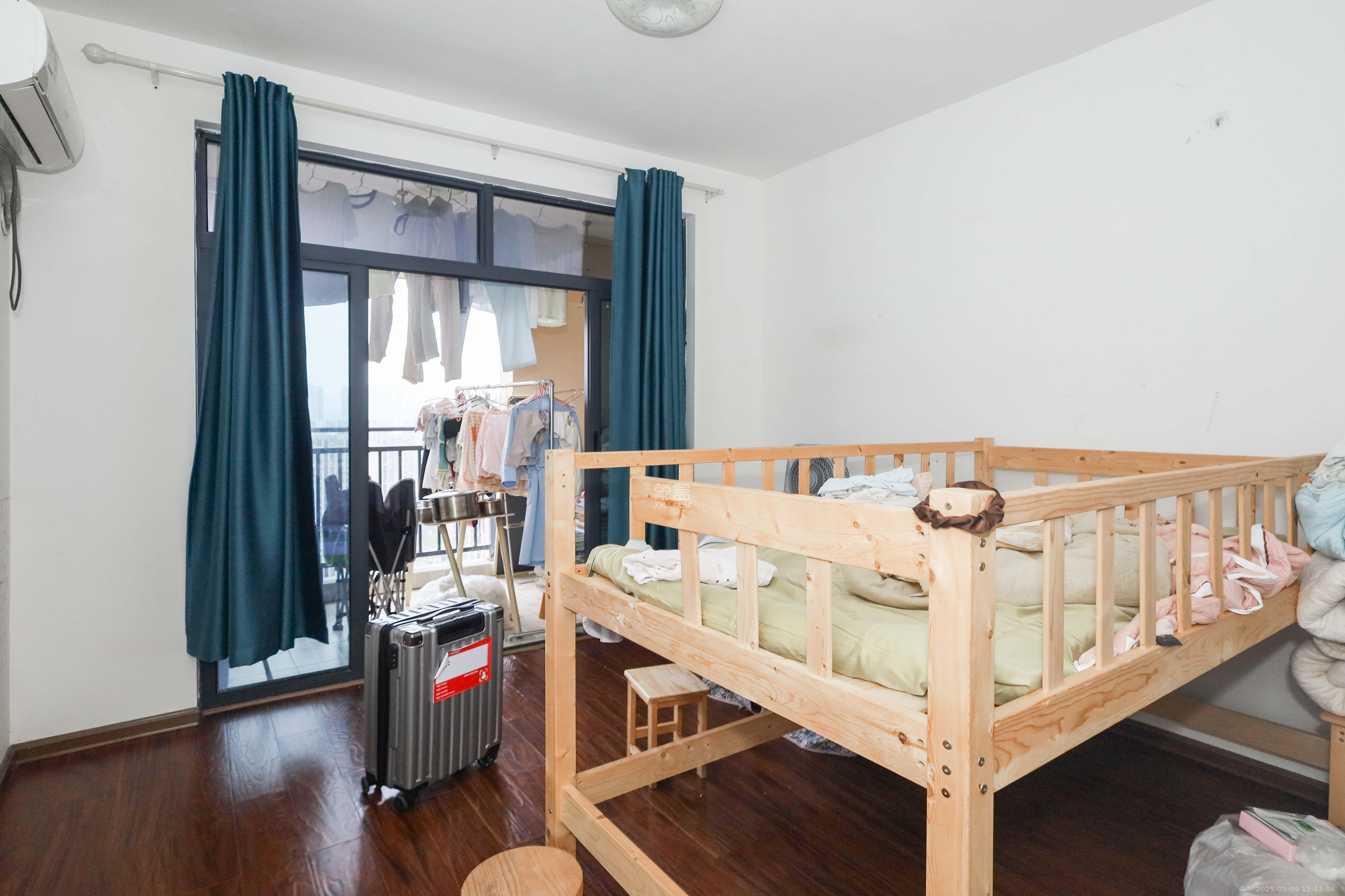 润芳园 3室2厅2卫 69.0万 润芳园 3室2厅2卫 69.0万卧室