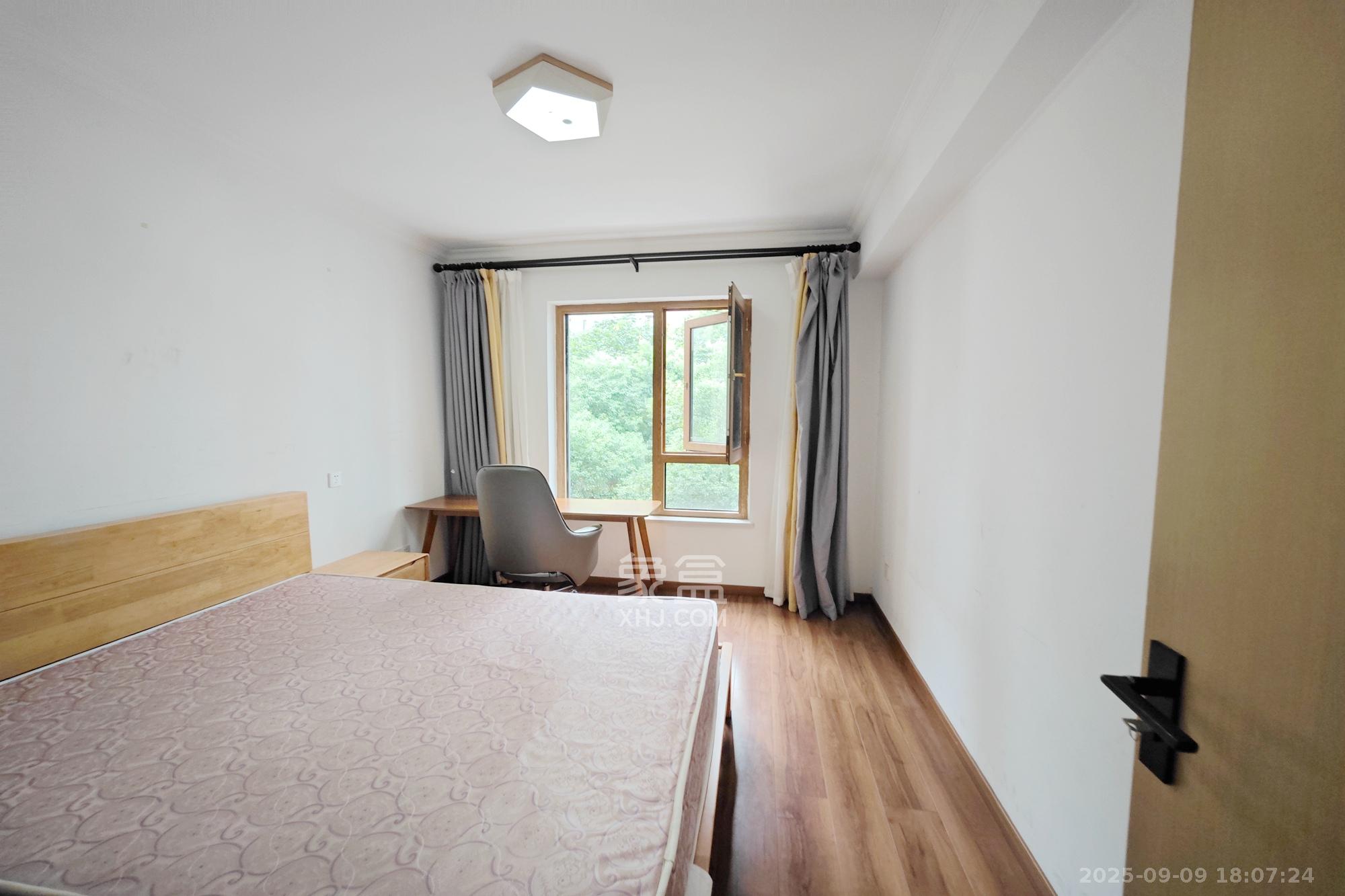 鸿铭中心  3室2厅2卫    188.0万 鸿铭中心  3室2厅2卫    188.0万卧室