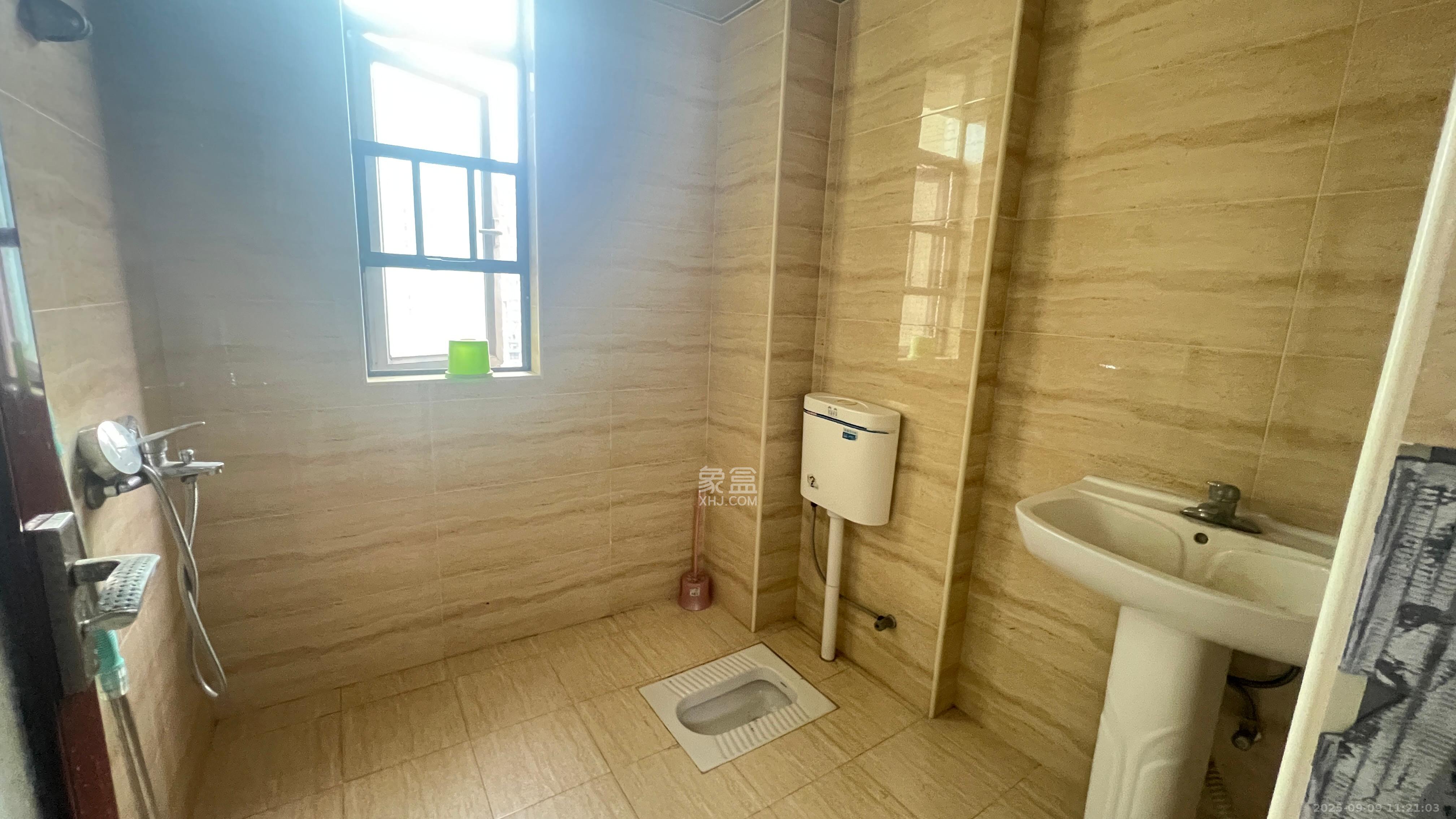 新城新世界一二三期  2室2厅1卫    2300.0元/月室内图