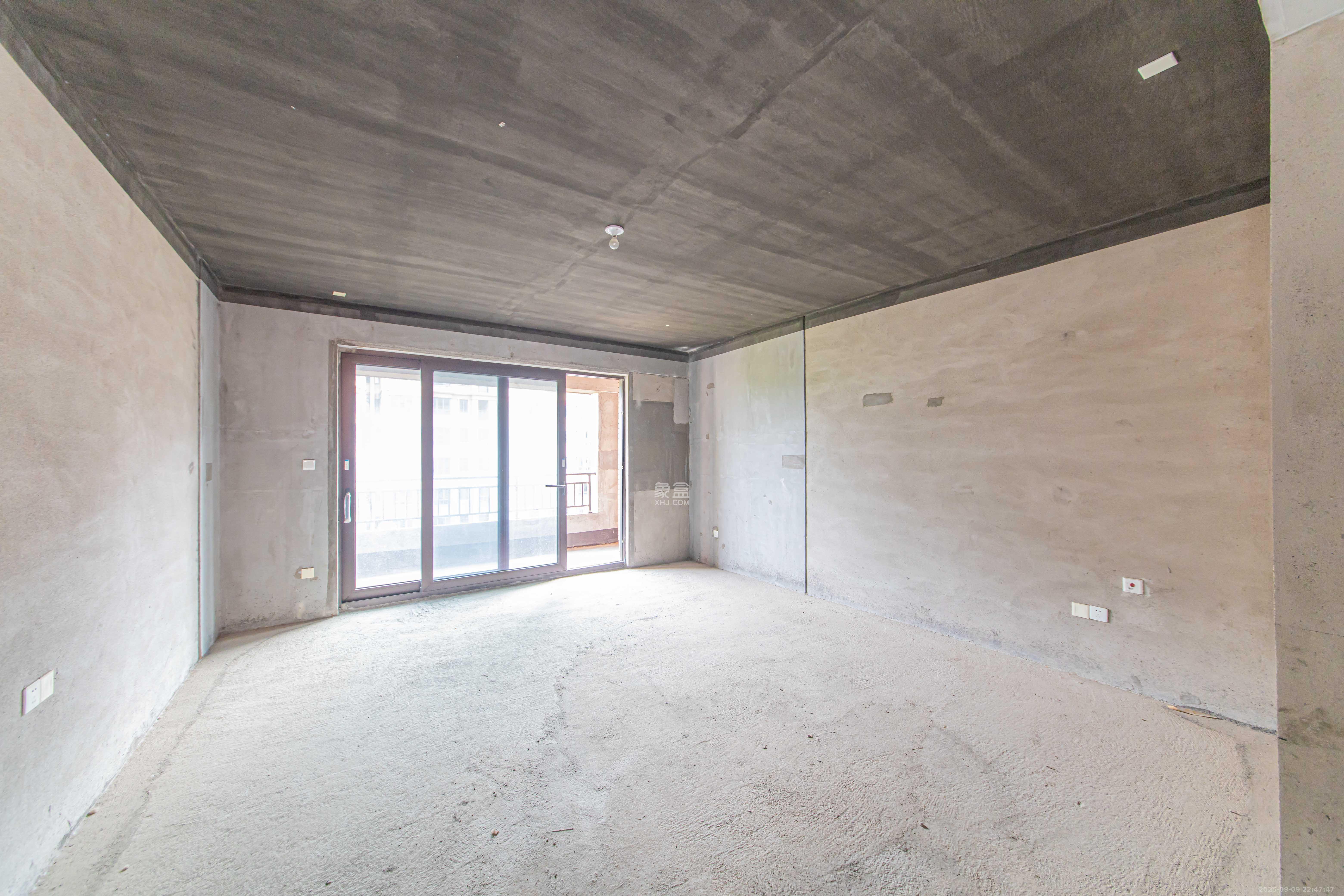 鑫远紫樾香山一期  5室2厅2卫    500.0万 鑫远紫樾香山一期  5室2厅2卫    500.0万客厅