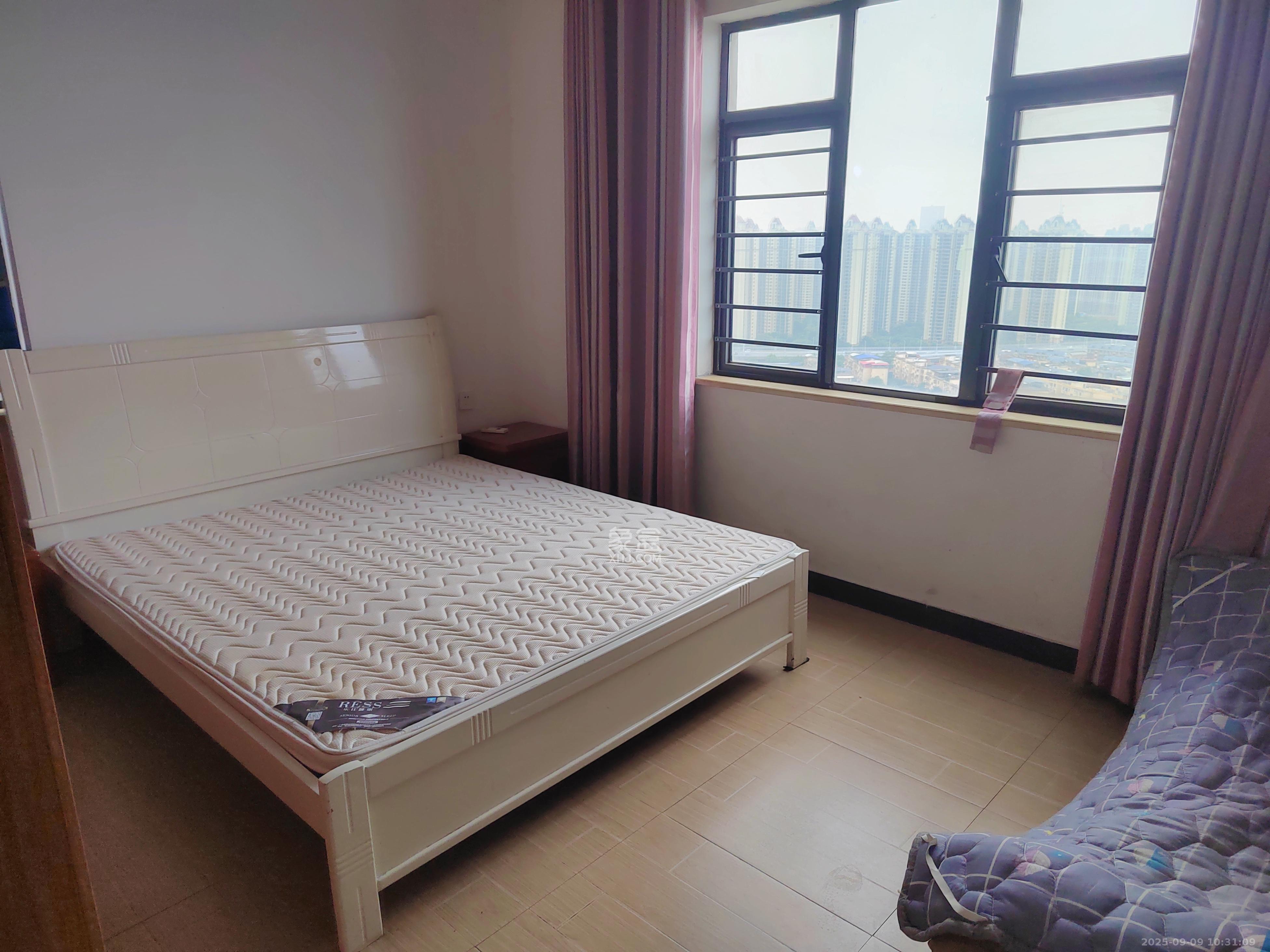 悦湖山 4室2厅2卫 2000.0元/月 悦湖山 4室2厅2卫 2000.0元/月室内图