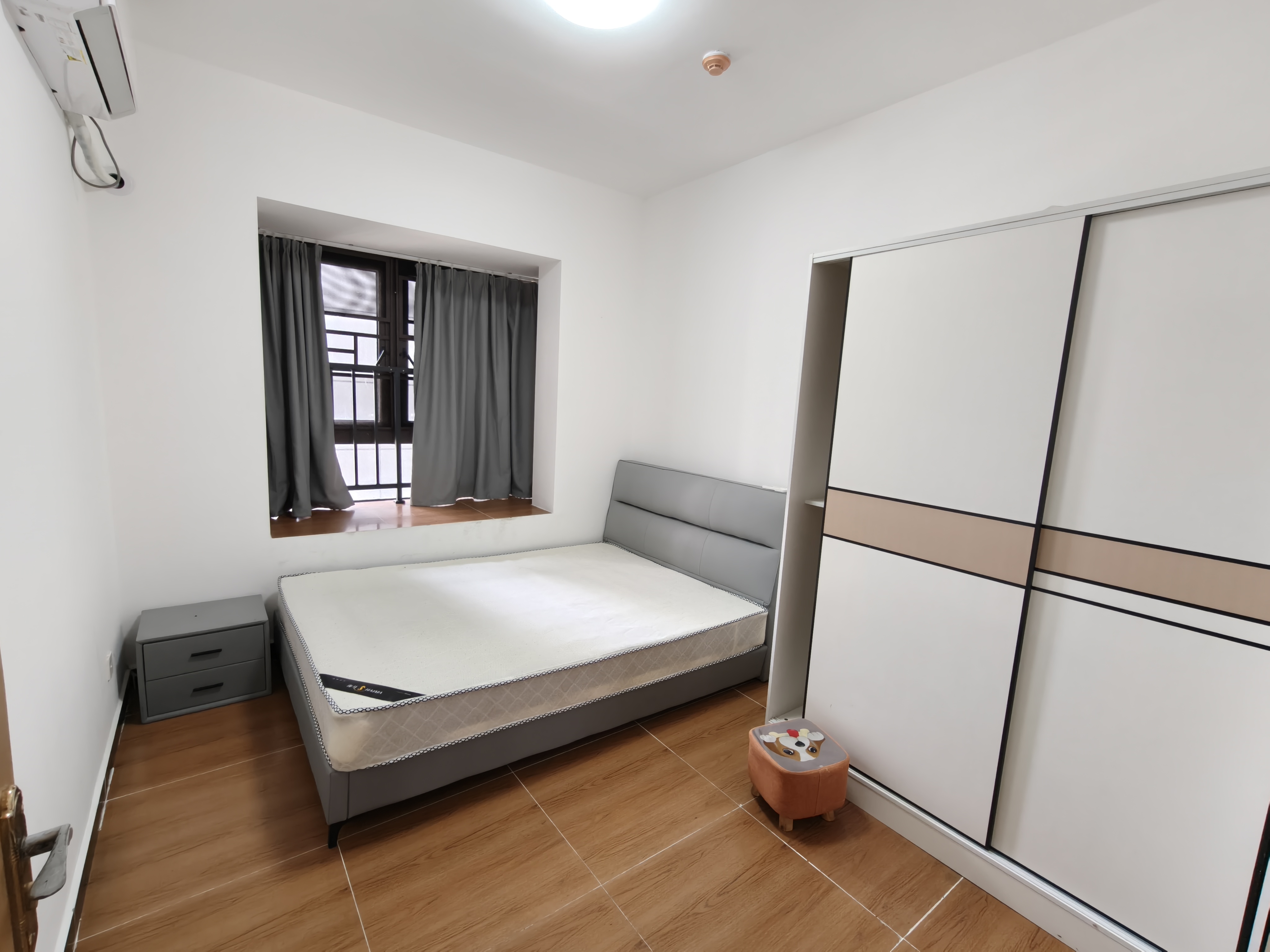 坡博家园三区  4室2厅2卫   3200.00元/月室内图
