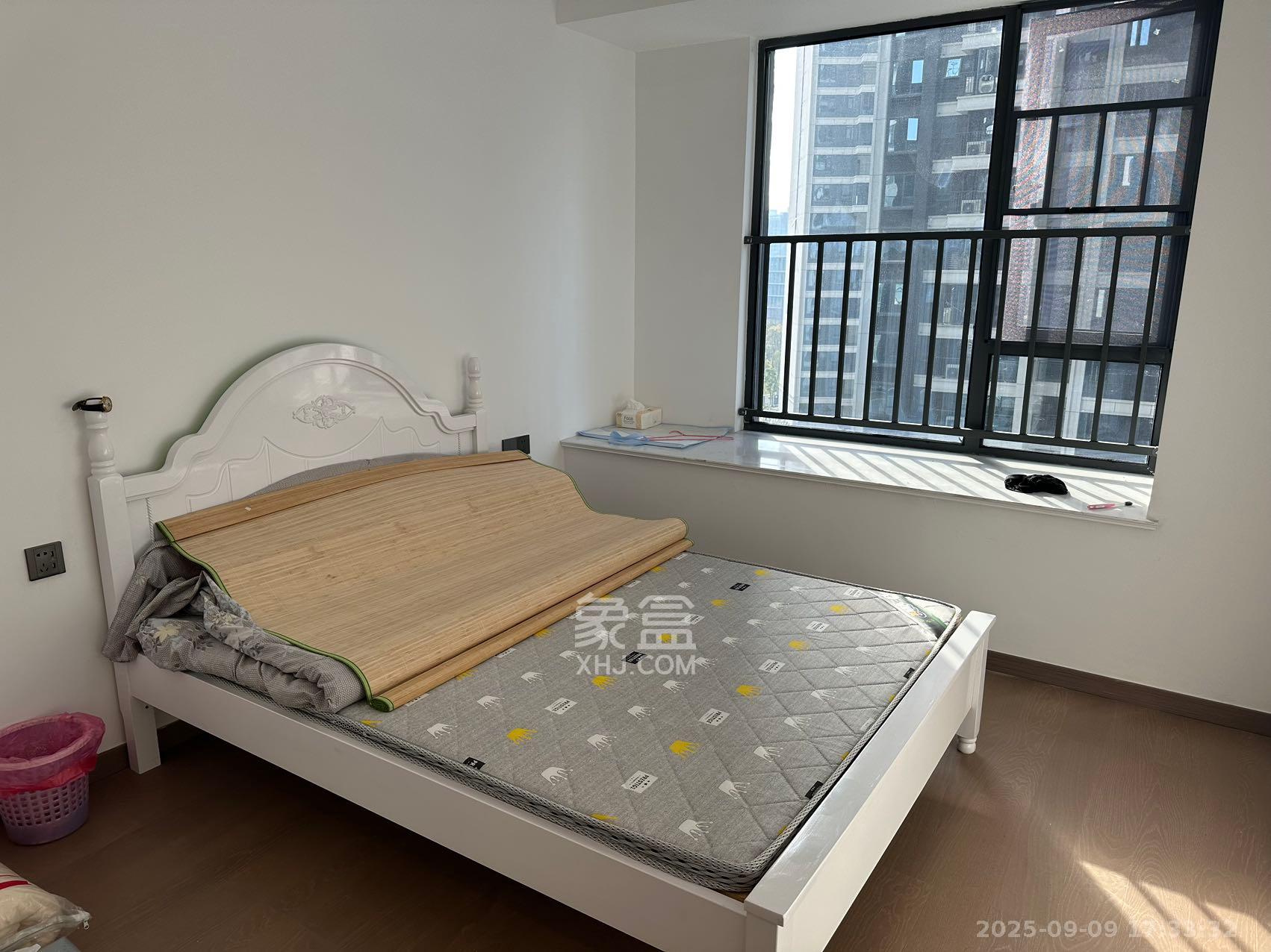 绿地V岛  4室2厅2卫    4000.0元/月室内图