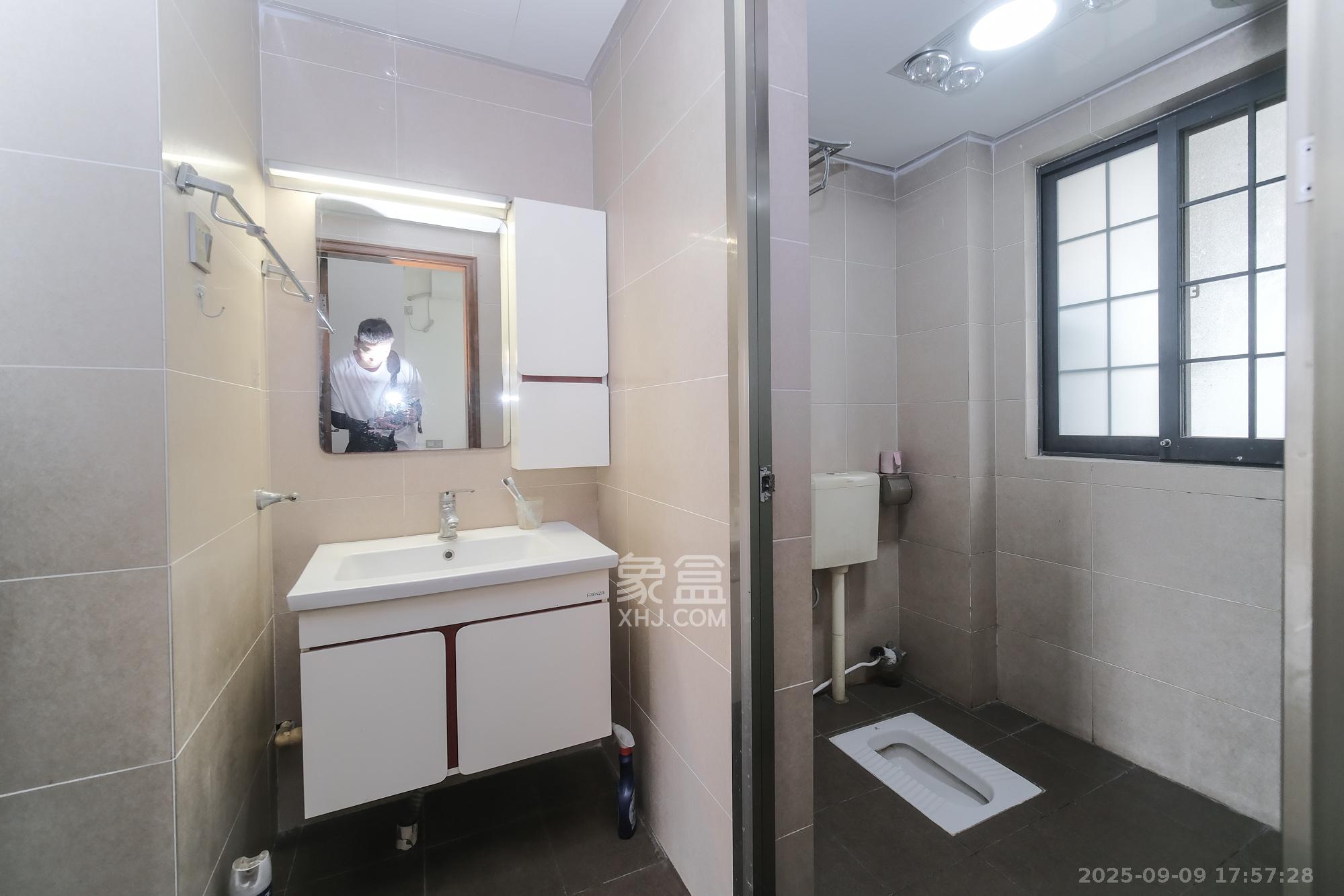 山水湾  4室2厅2卫    128.0万卫生间