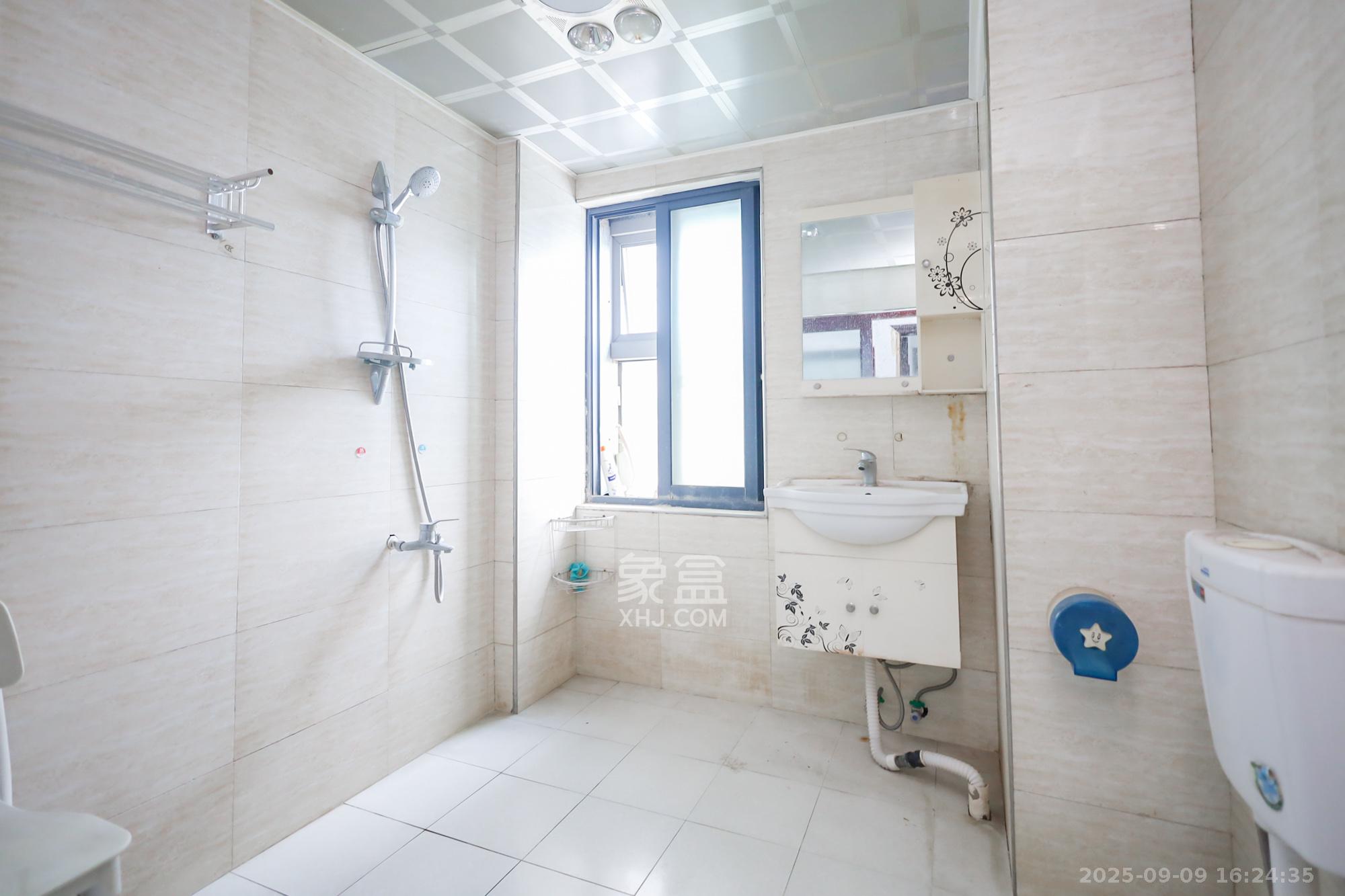 奥克斯广场  3室2厅1卫    110.0万 奥克斯广场  3室2厅1卫    110.0万卫生间