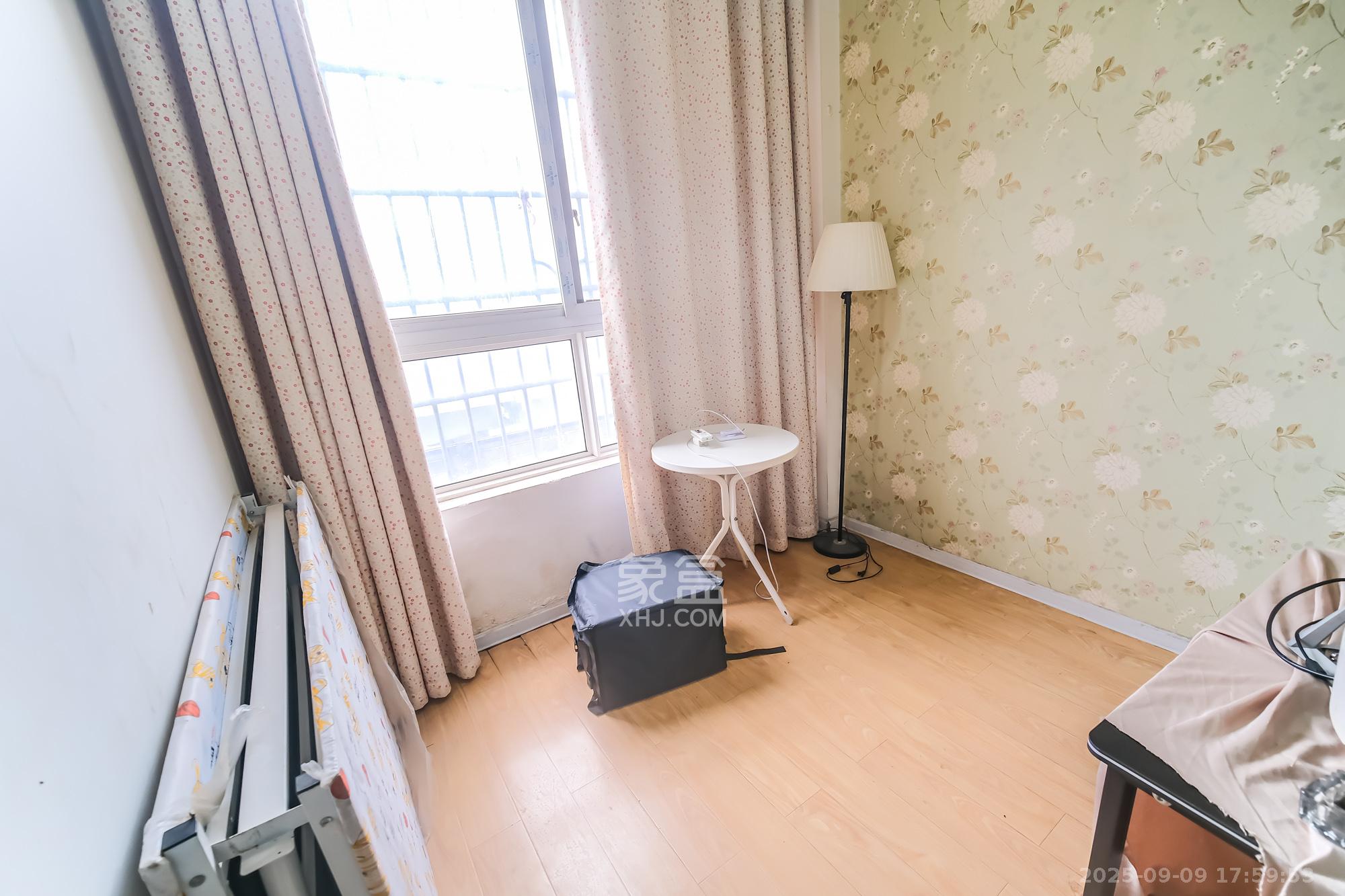 月亮湾草莓街区一、二期  1室1厅1卫    19.8万阳台