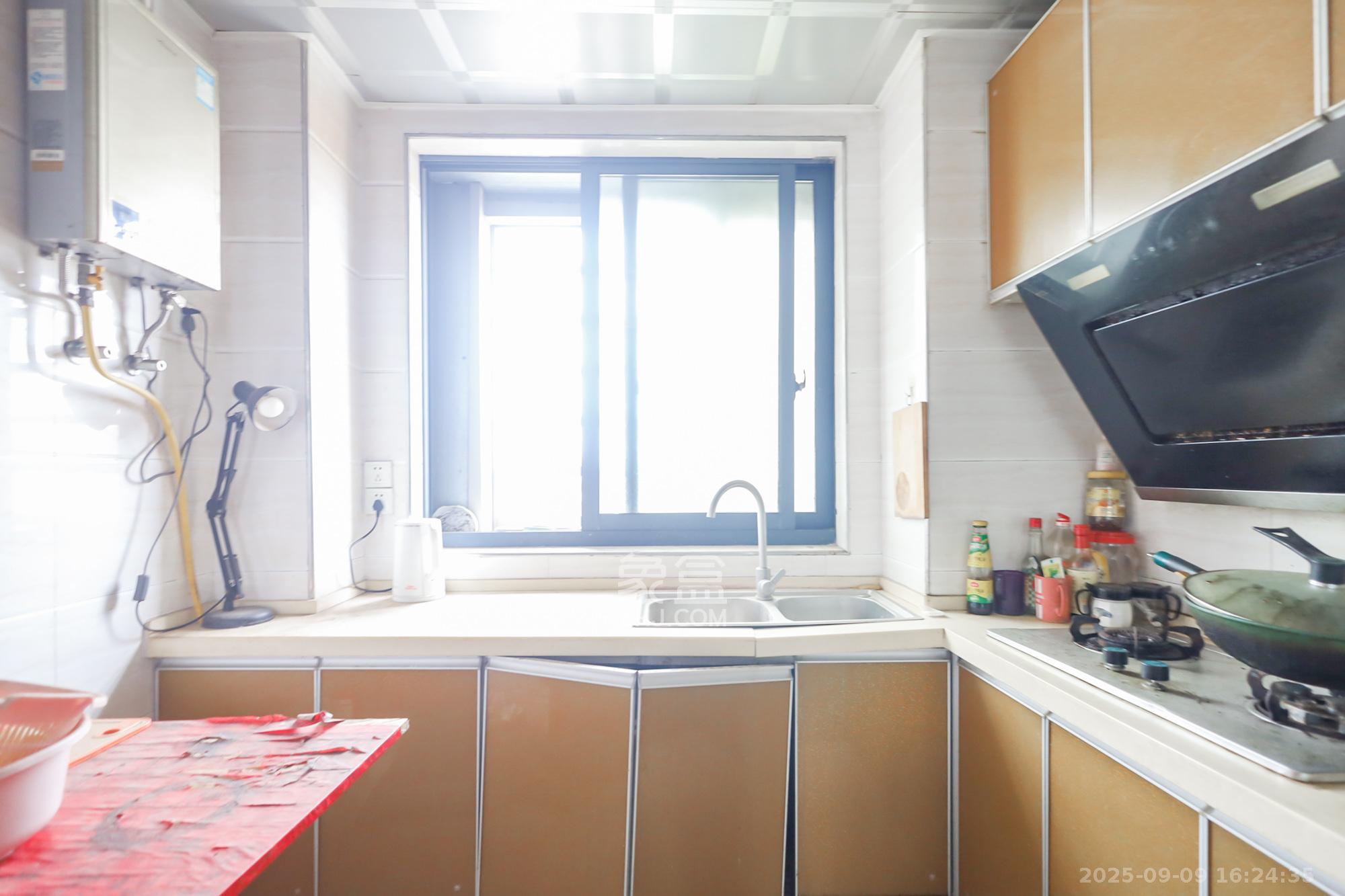 奥克斯广场  3室2厅1卫    110.0万 奥克斯广场  3室2厅1卫    110.0万厨房